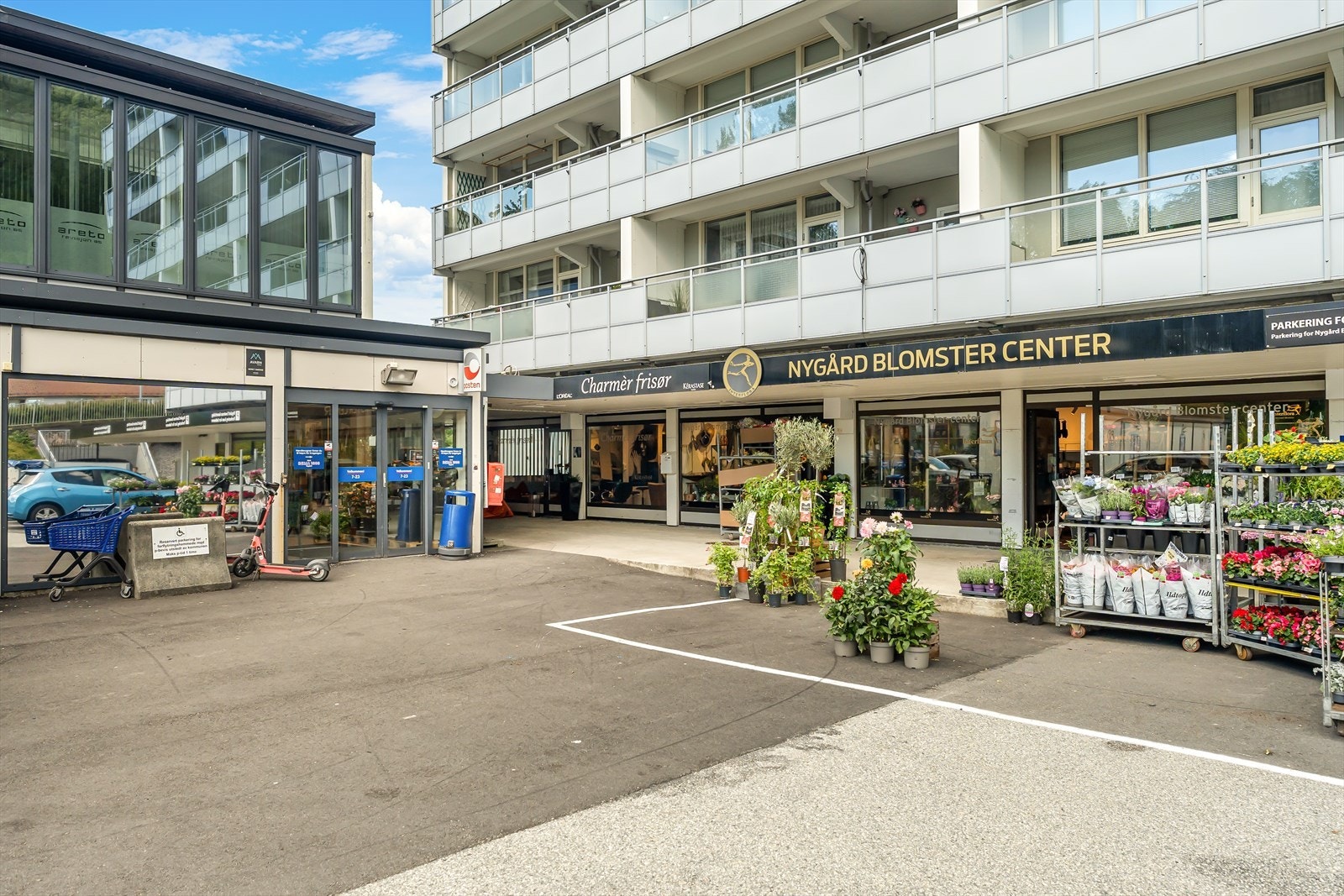 I 1. etasje finner man Rema 1000, frisør og Nygård Blomstercenter. Galleribilde