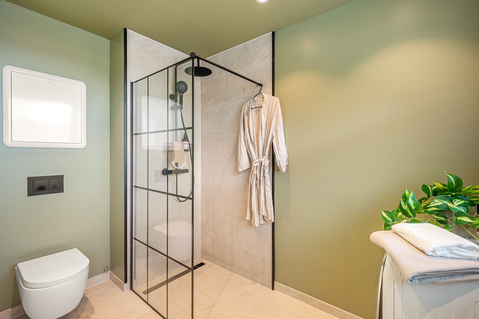 Lekker kombinasjon av farger, og god plass etter endring av planløsning! Galleribilde