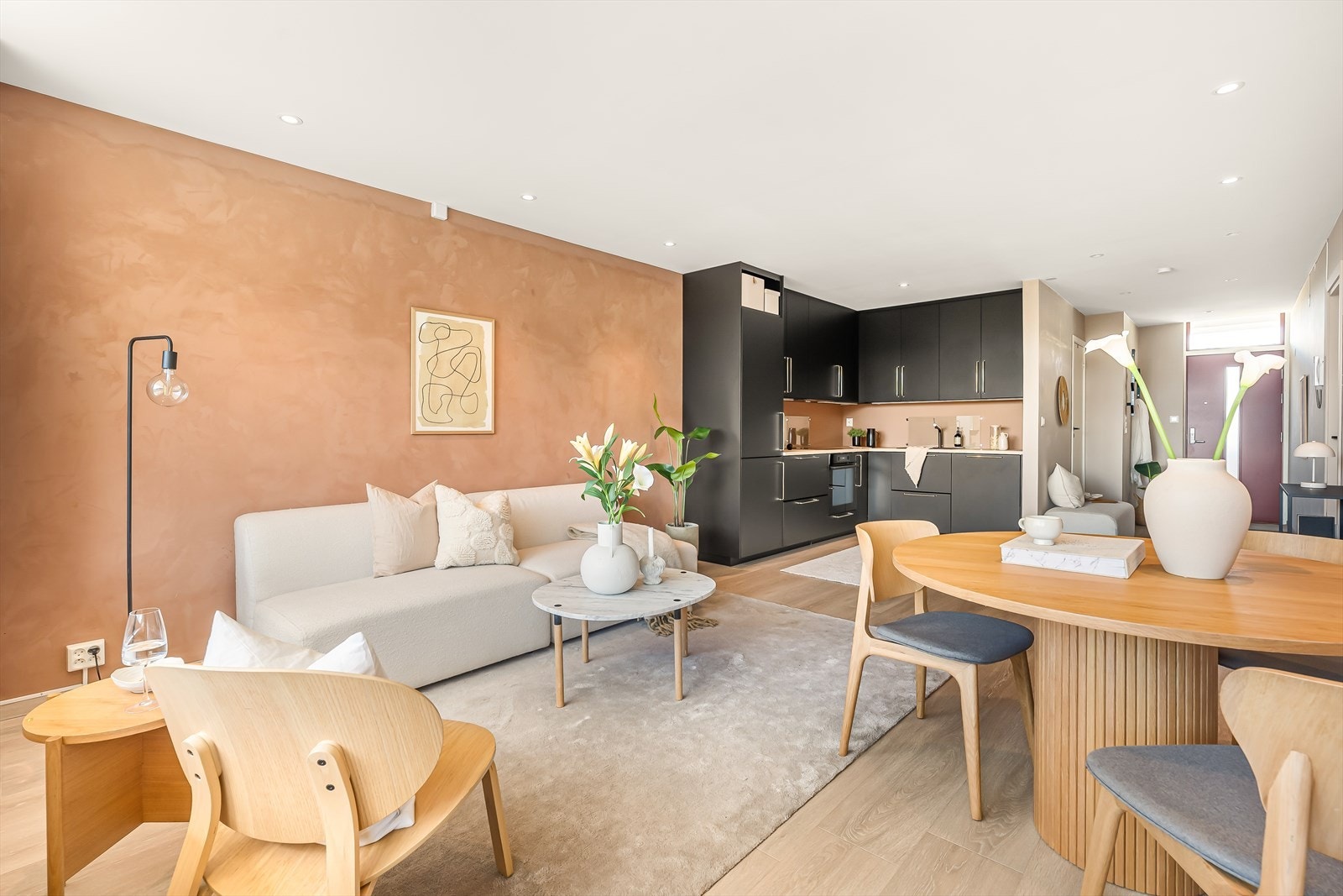 Stuen har god plass til både spise- og sittegruppe. Endringen i planløsningen gjør at man får ekstra plass i oppholdsrom! Galleribilde