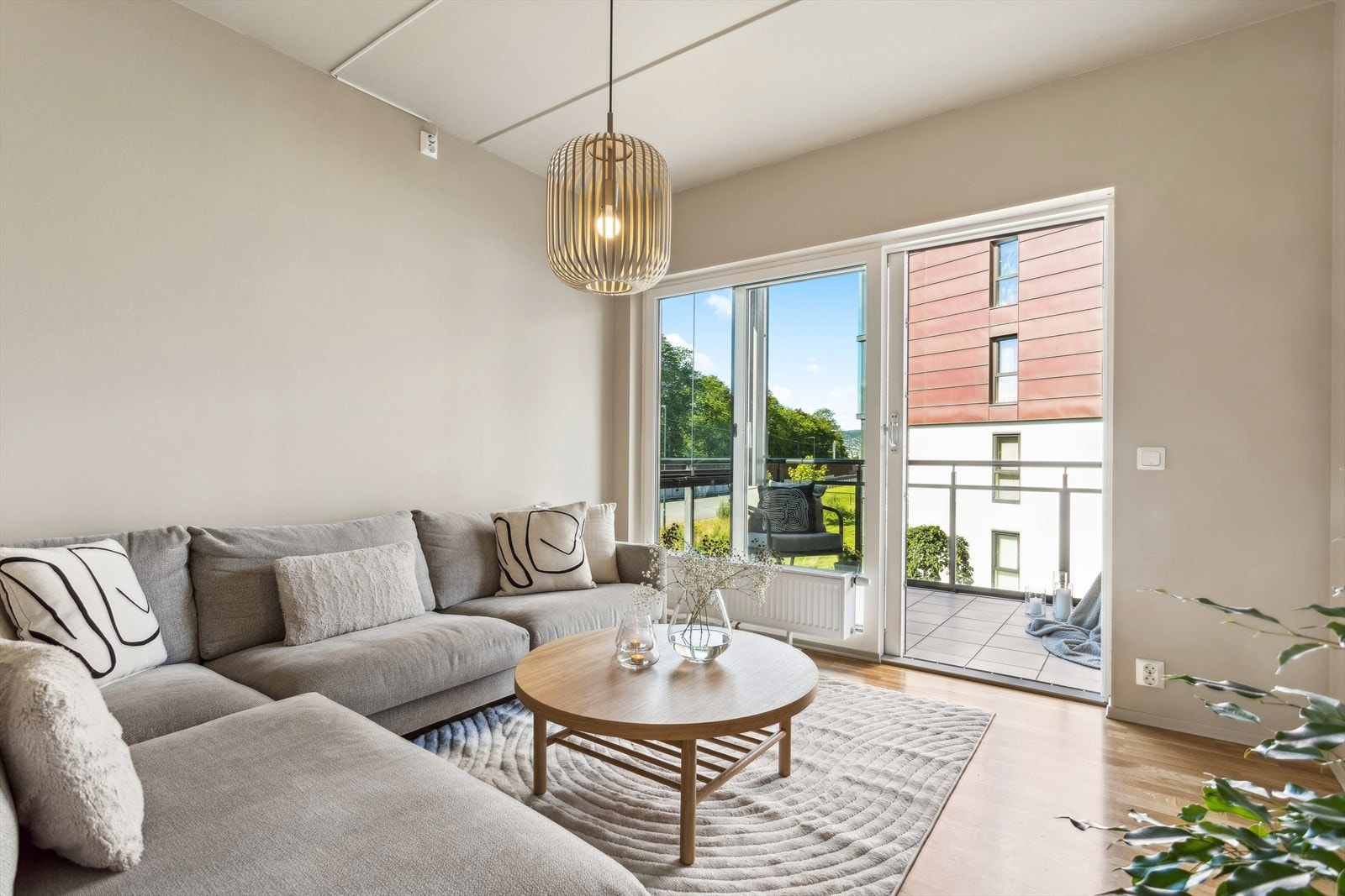 Leiligheten har hjørnebeliggenhet og nyter godt av det. Galleribilde