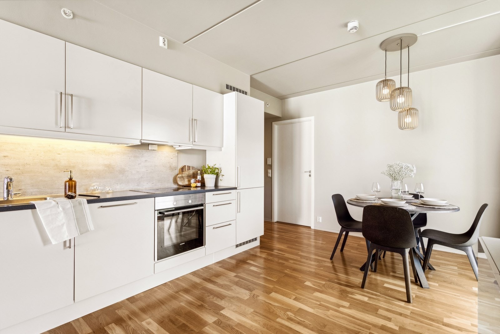 Mekanisk avtrekk over stekesonen (balansert ventilasjon). Komfyrvakt over stekesonen og lekkasjevakt under skrog med vanninstallasjoner. Galleribilde