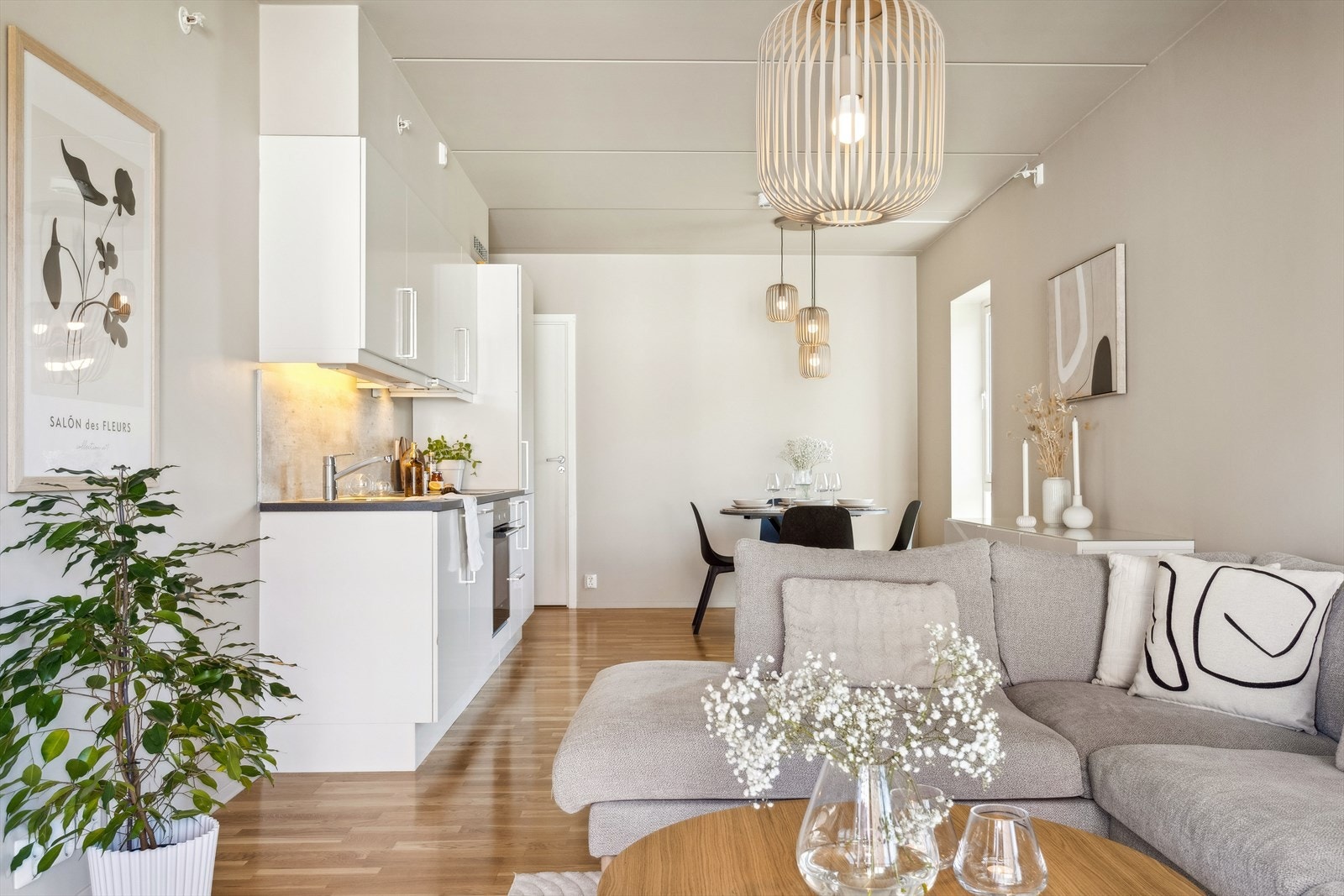 Åpen og sosial stue- og kjøkkenløsning som gir en god romfølelse. Galleribilde