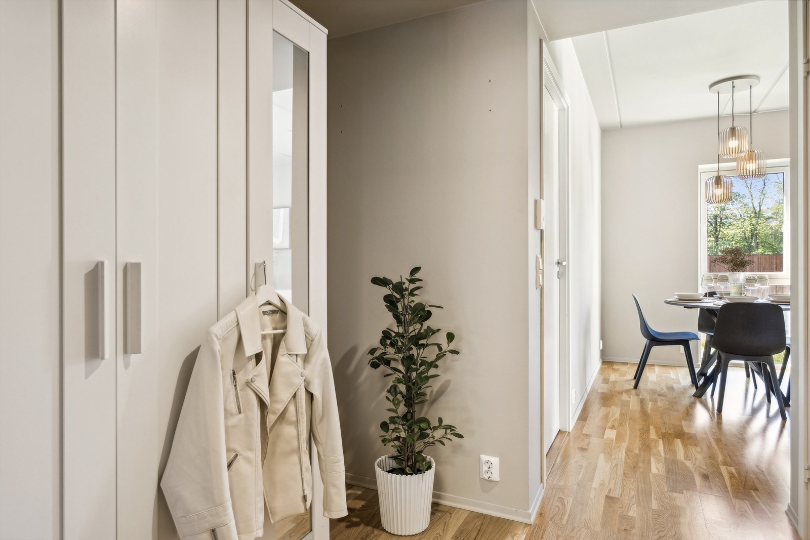 Trivelig og luftig entrè/gang som ønsker deg velkommen inn, god plass til å henge fra seg ytterklær. Porttelefon. Galleribilde