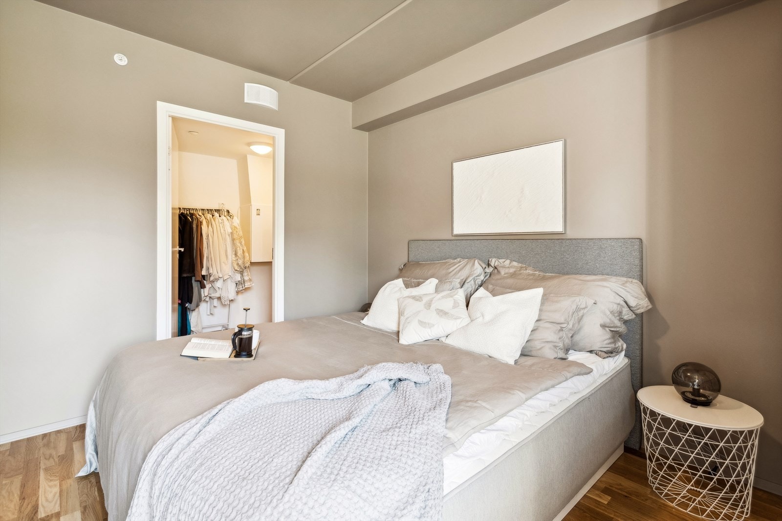 Leiligheten har 2 soverom av god størrelse. Hovedsoverommet har direkte adkomst til teknisk rom med plass til oppbevaring. Galleribilde