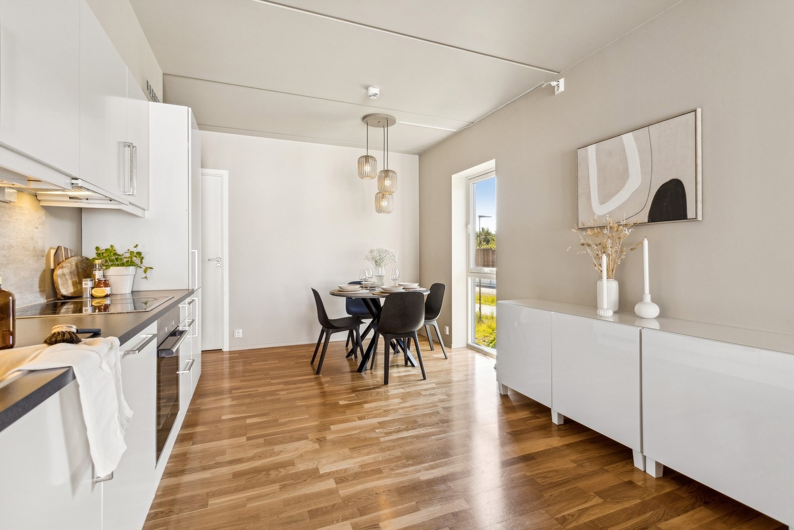 God skap- og benkeplass og innredning slik at matlagingen forenes med sosialt samvær. Galleribilde