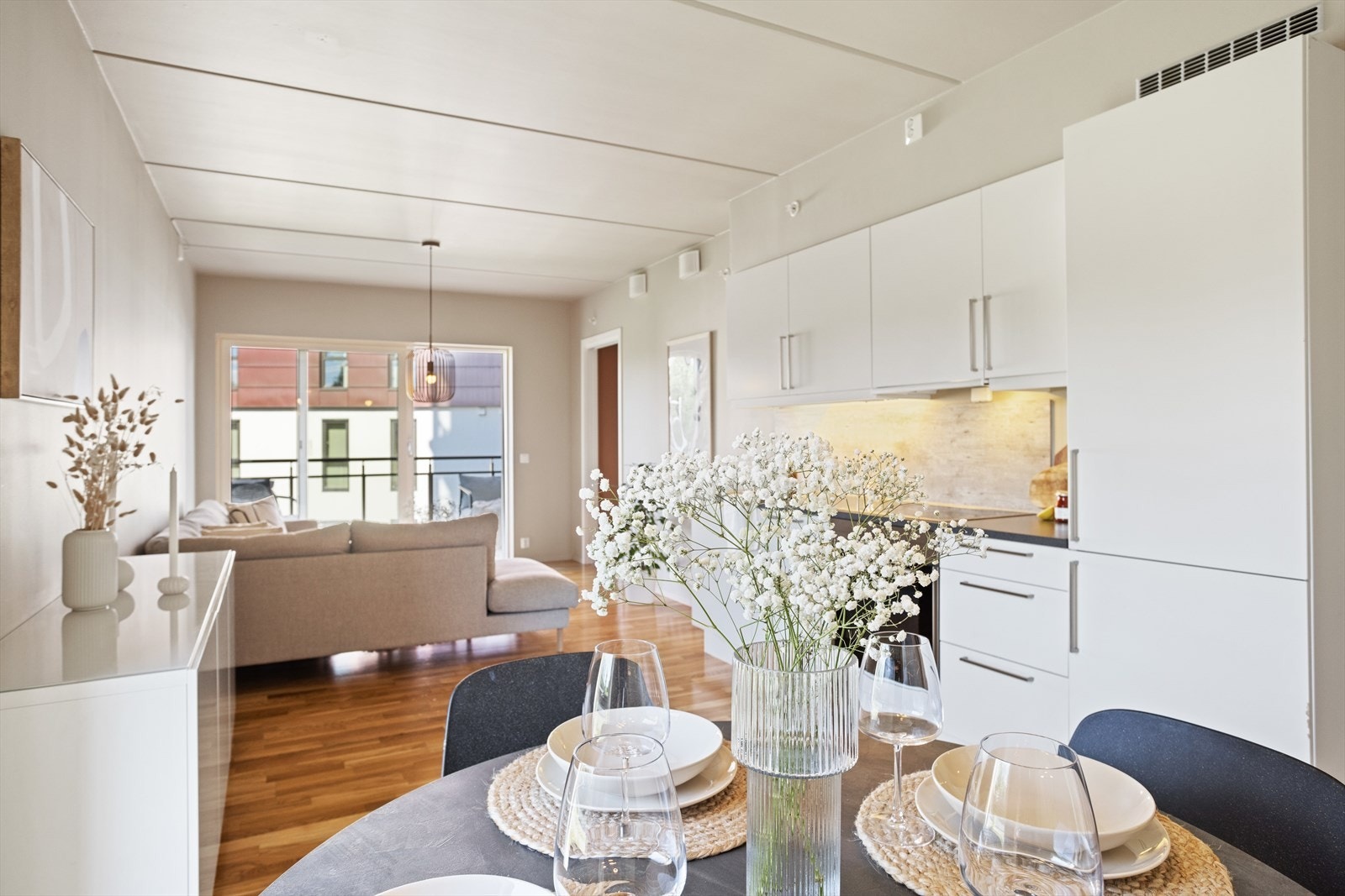 Koselig spiseplass - Her inviteres det til en rolig kopp med morgenkaffe - Eller en rask matbit til folk på farten. Galleribilde