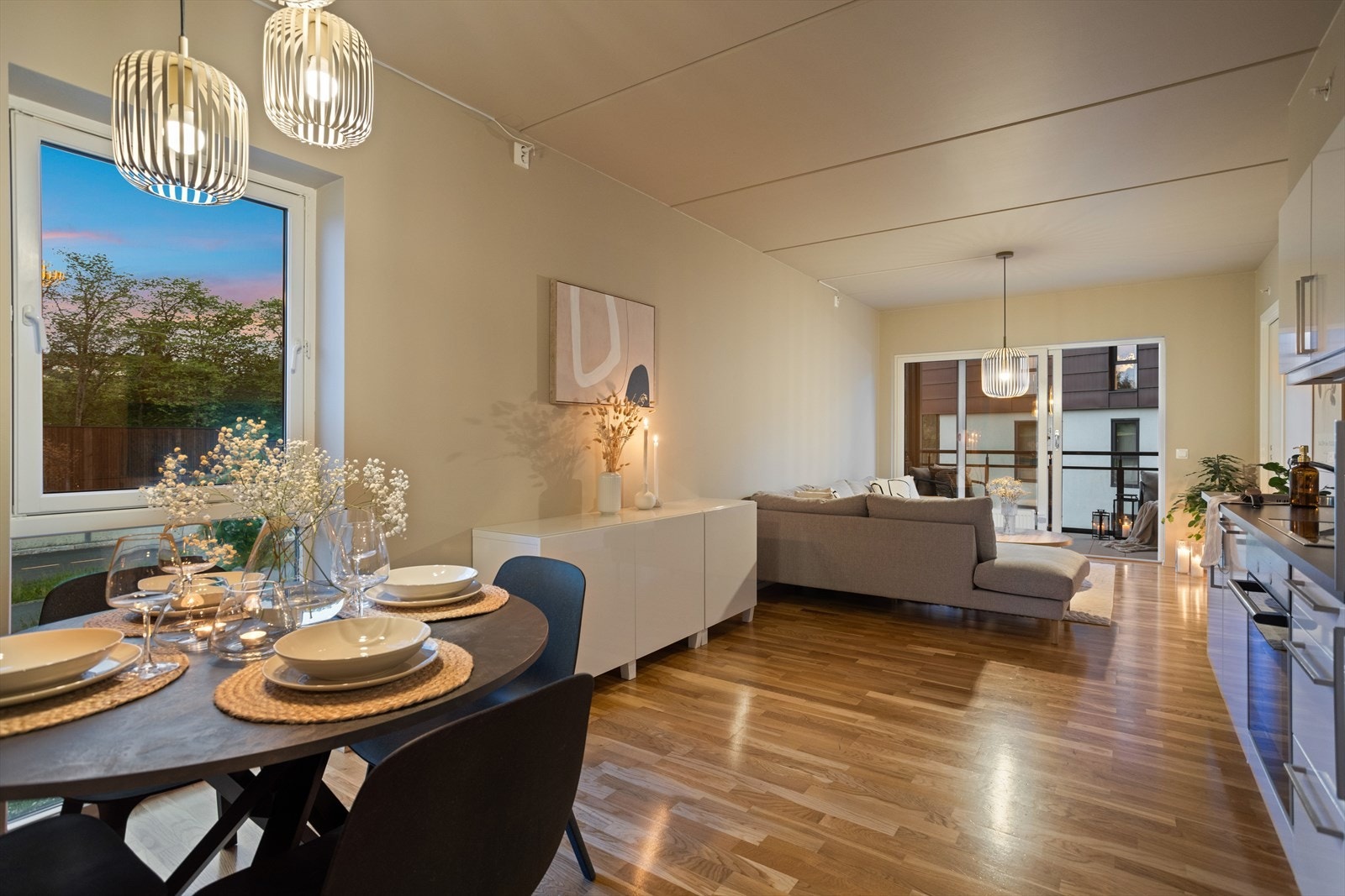 Kveldsfoto. Galleribilde