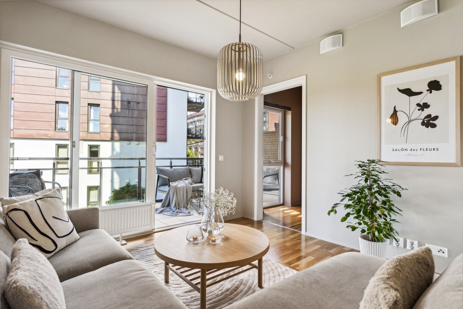 Lys og romslig stue med gode innredningsmuligheter til sofagruppe og tv-møblement. Galleribilde