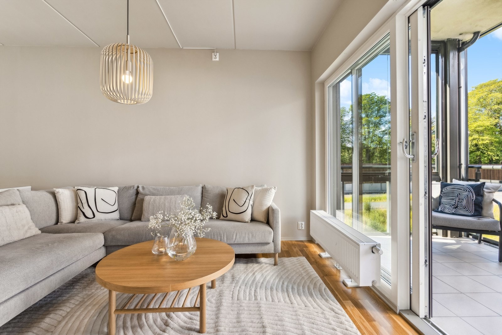 Store vindusflater som lar dagslyset flyte fritt. Utgang til stor og solrik balkong. Galleribilde