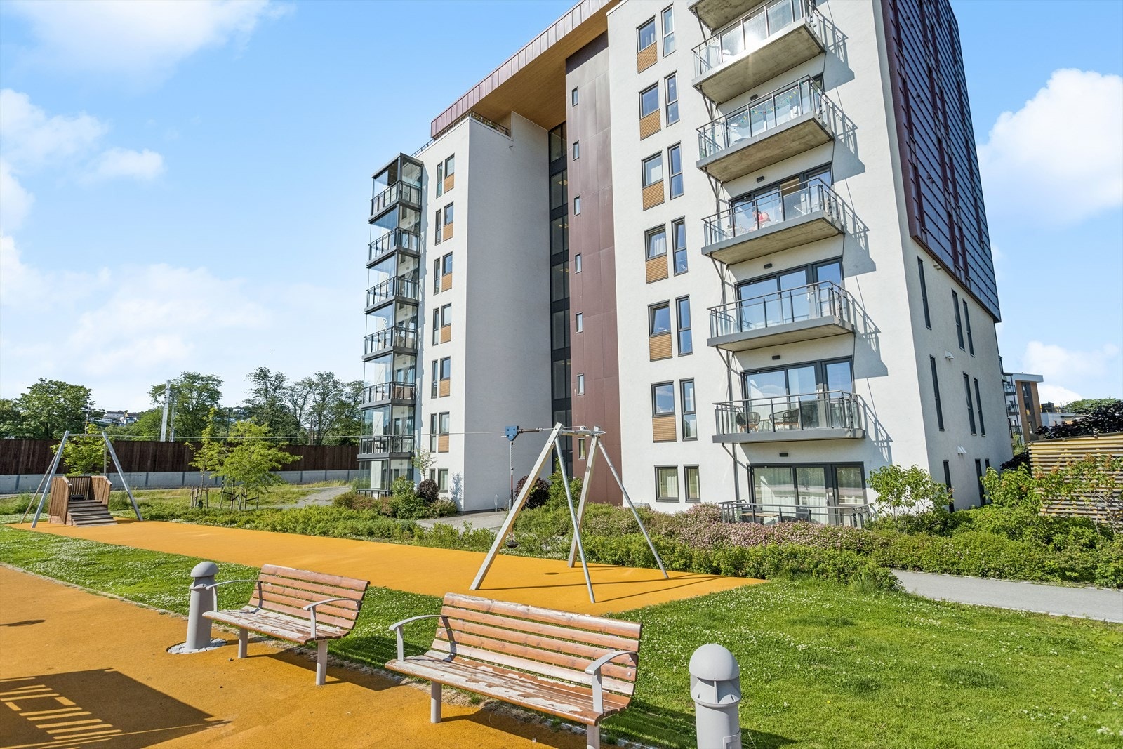 Lekeplass for de minste. Flere koselige og sosiale sitteplasser. Galleribilde