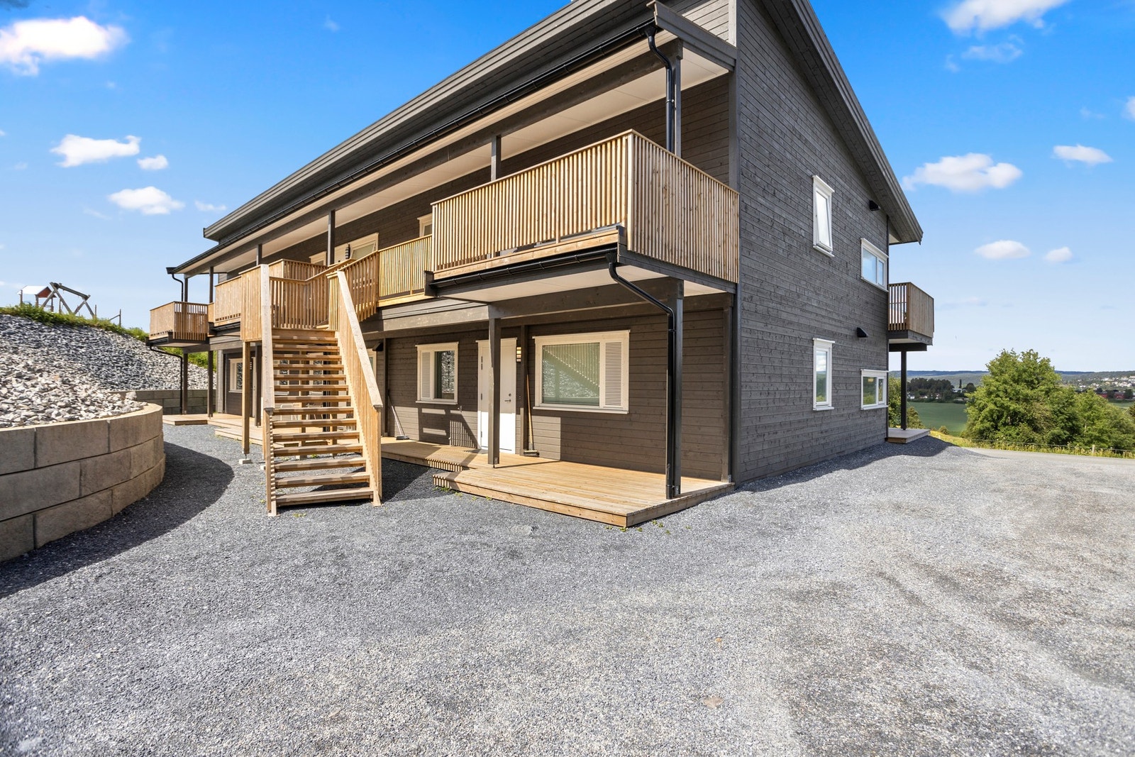 Leiligheten ligger i 1. etg og har inngangsparti med platting i tilknytning. Galleribilde