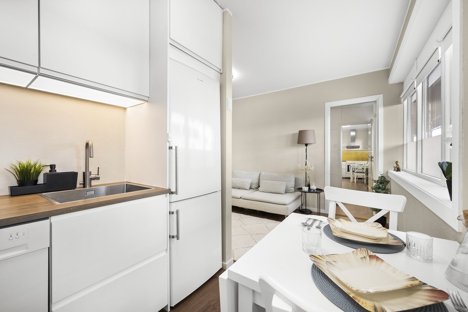 Åpen stue-/kjøkkenløsning med god plass til både sofa med tilhørende møblement samt spisebord. Galleribilde