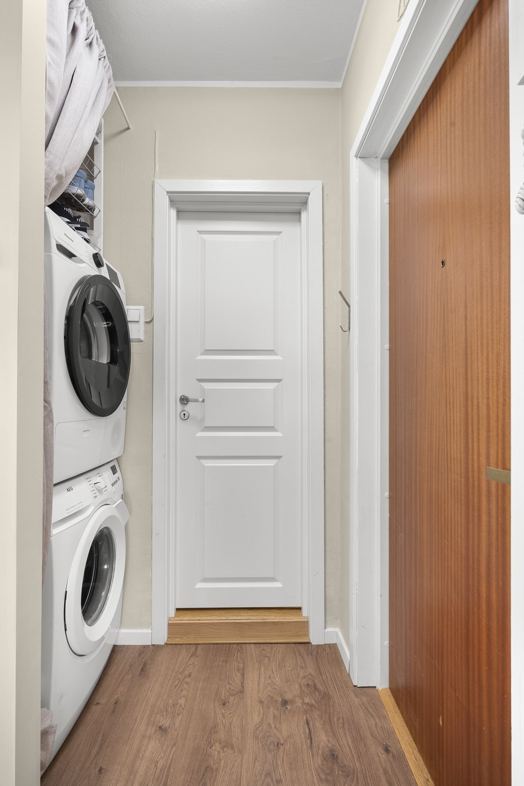 I entréen er det arealeffektive løsninger med opplegg for vaskemaskin og tørketrommel. Galleribilde