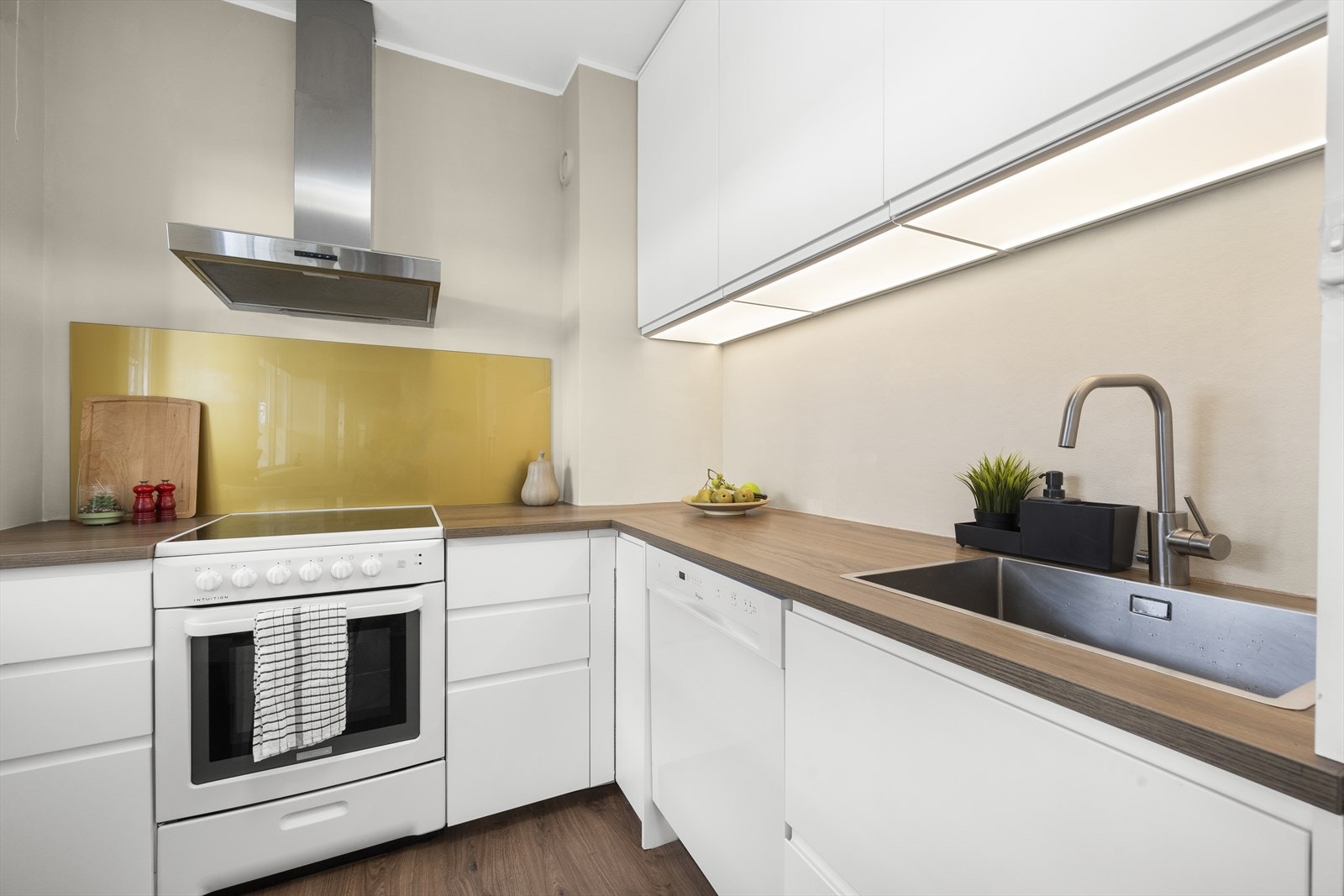 Tidløs kjøkkeninnredning som gir godt med skap- og benkplass med god belysning. Galleribilde