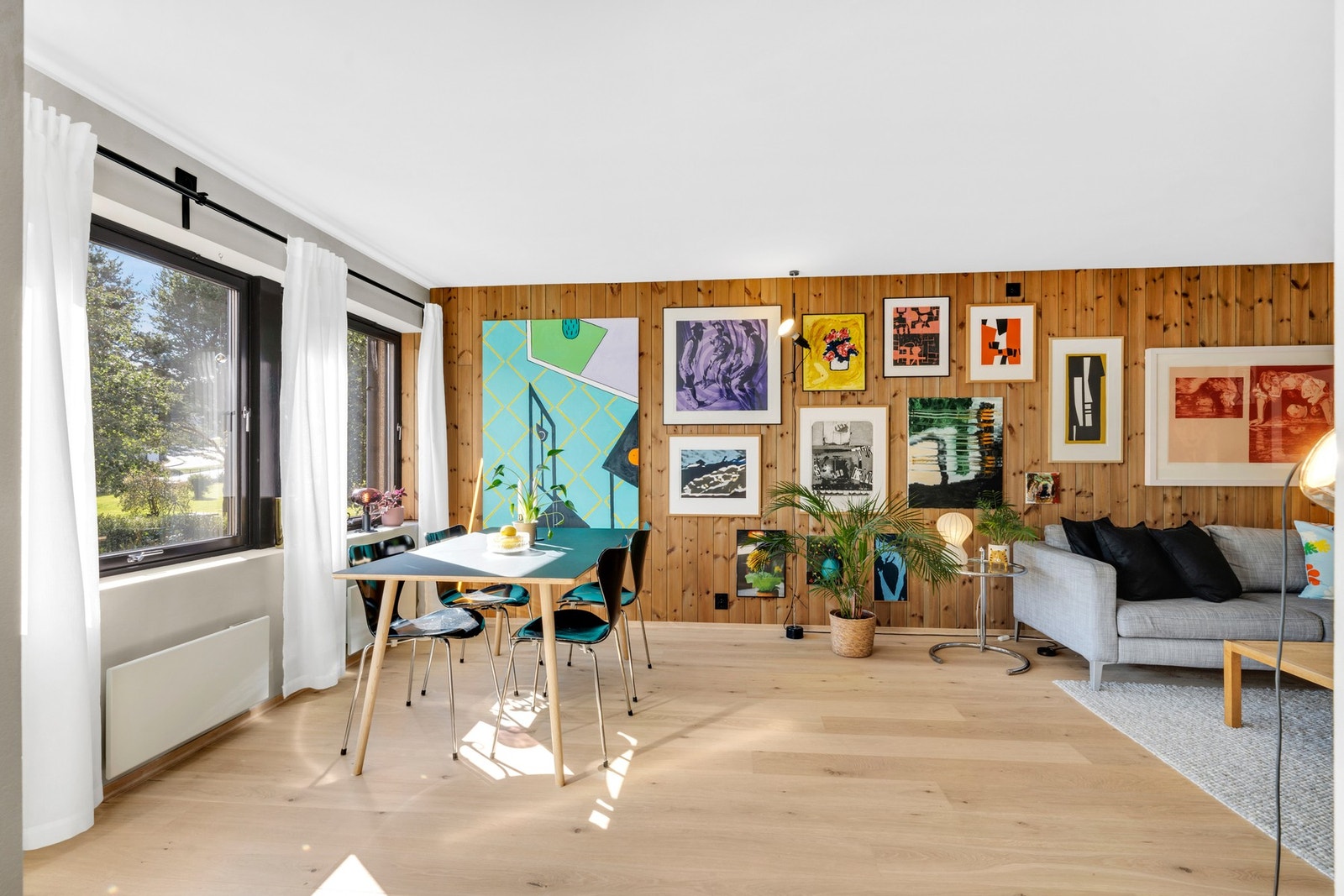 Leiligheten ble totalrenovert i 2019/2020 og har blant annet nye gulv, nye overflater og har et moderne preg som er gjennomgående for hele leiligheten. Galleribilde