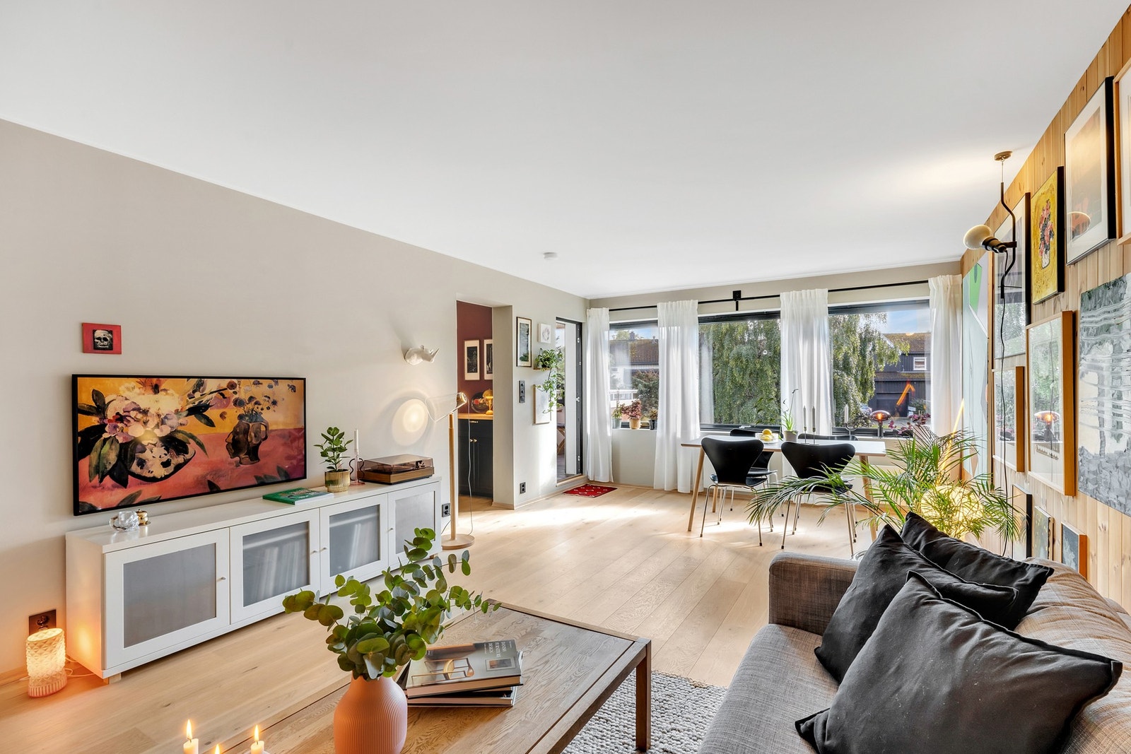 Store vindusflater gir rikelig med naturlig lys inn. Galleribilde