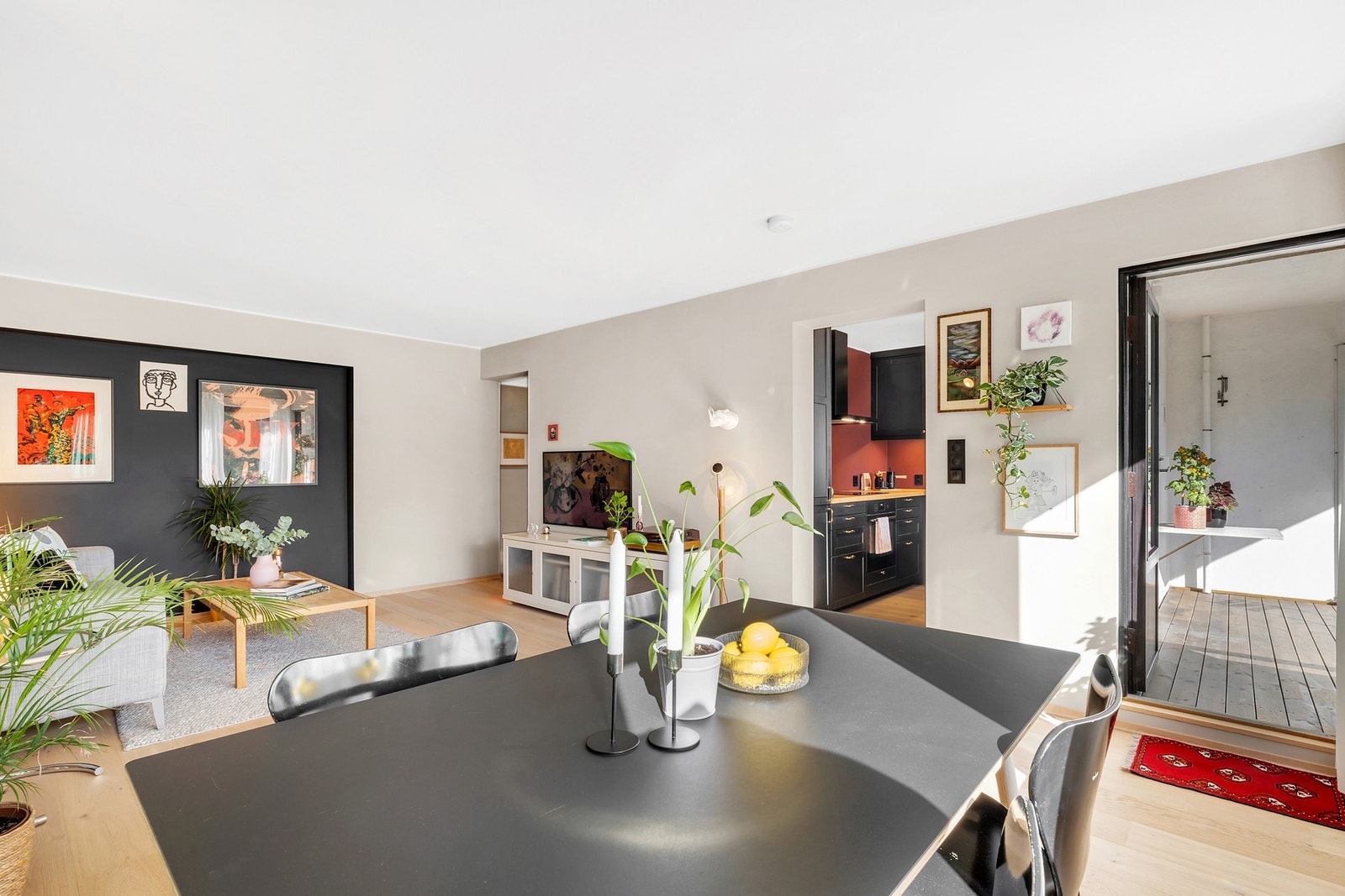 Stua er malt i moderne fargevalg. Galleribilde