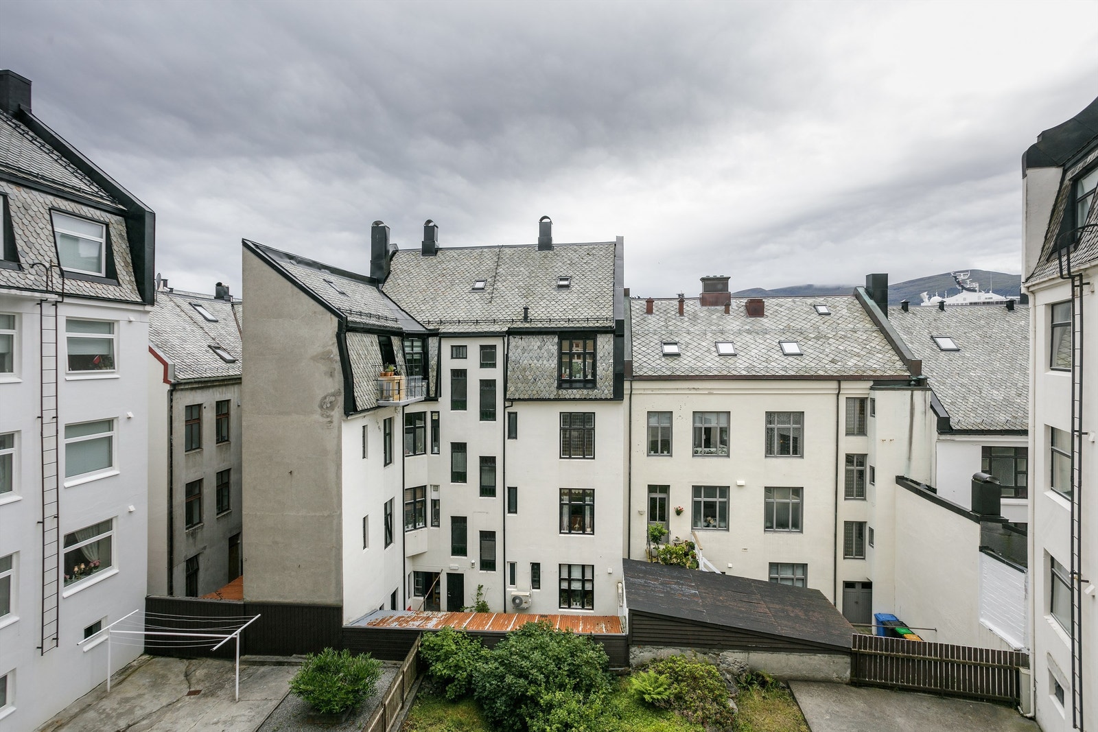 Utsikt ut mot bakgården. Galleribilde