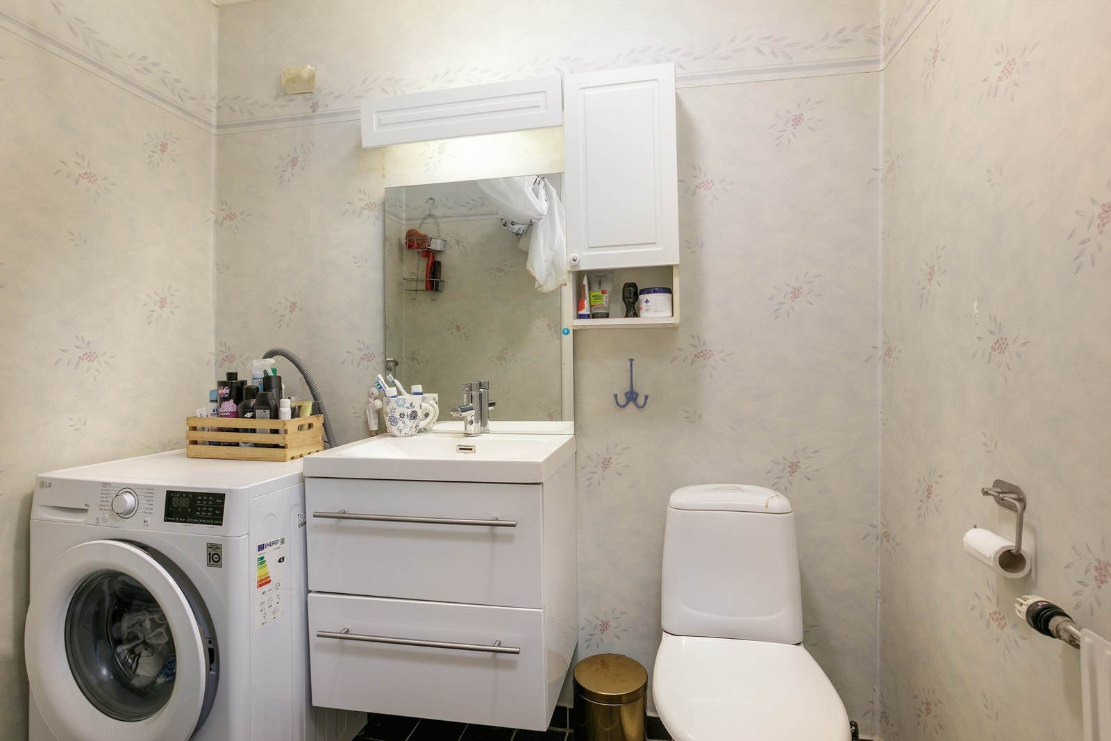 Badet er innredet med toalett, servant og dusjløsning. Galleribilde