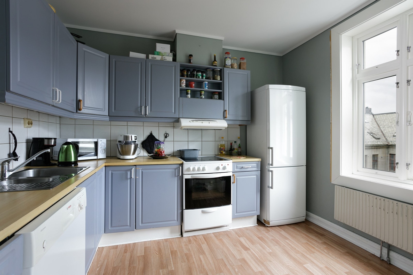 Kjøkkenet har profilerte fronter og laminat benkeplate. Galleribilde