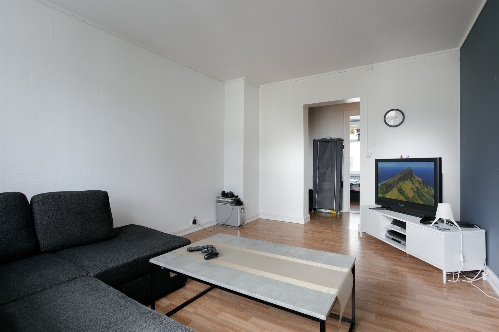 Romslig stue. Galleribilde