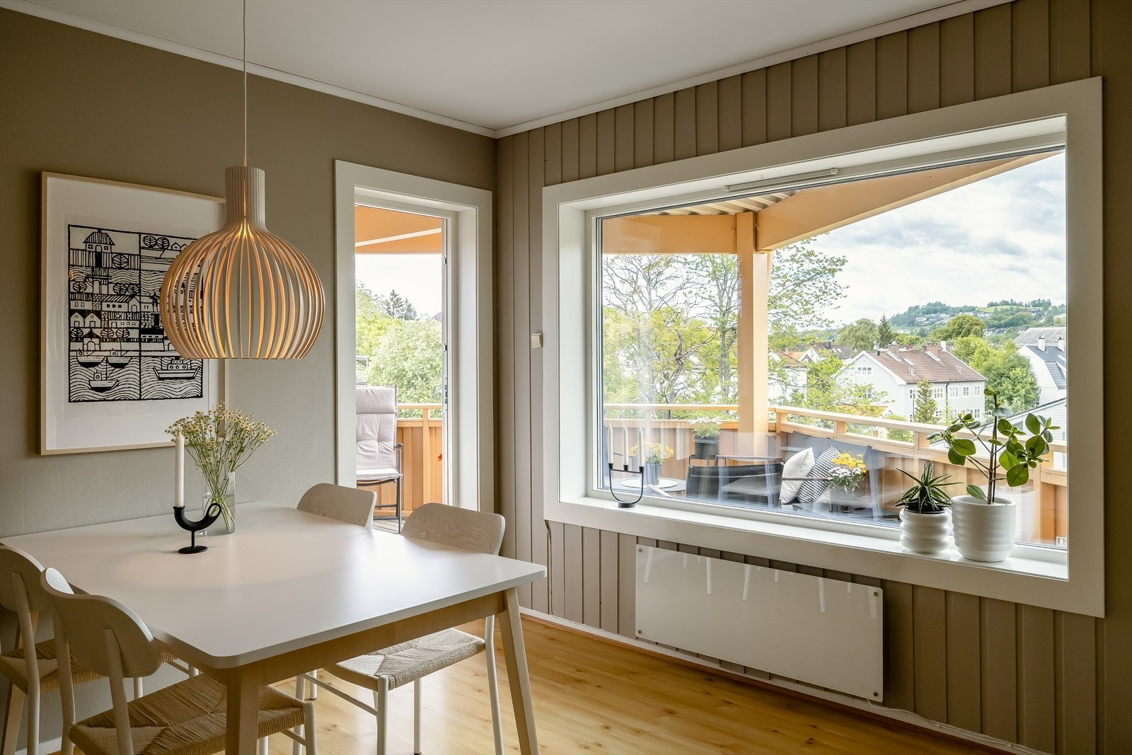 Fra stue er det direkte utgang til leilighetens veranda på hele 12,7 m². Galleribilde