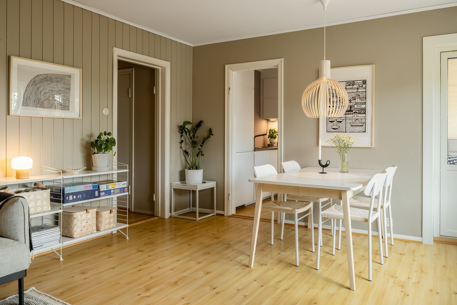 Den gode størrelsen på stua gir rikelig med muligheter til å møblere etter eget ønske. Galleribilde