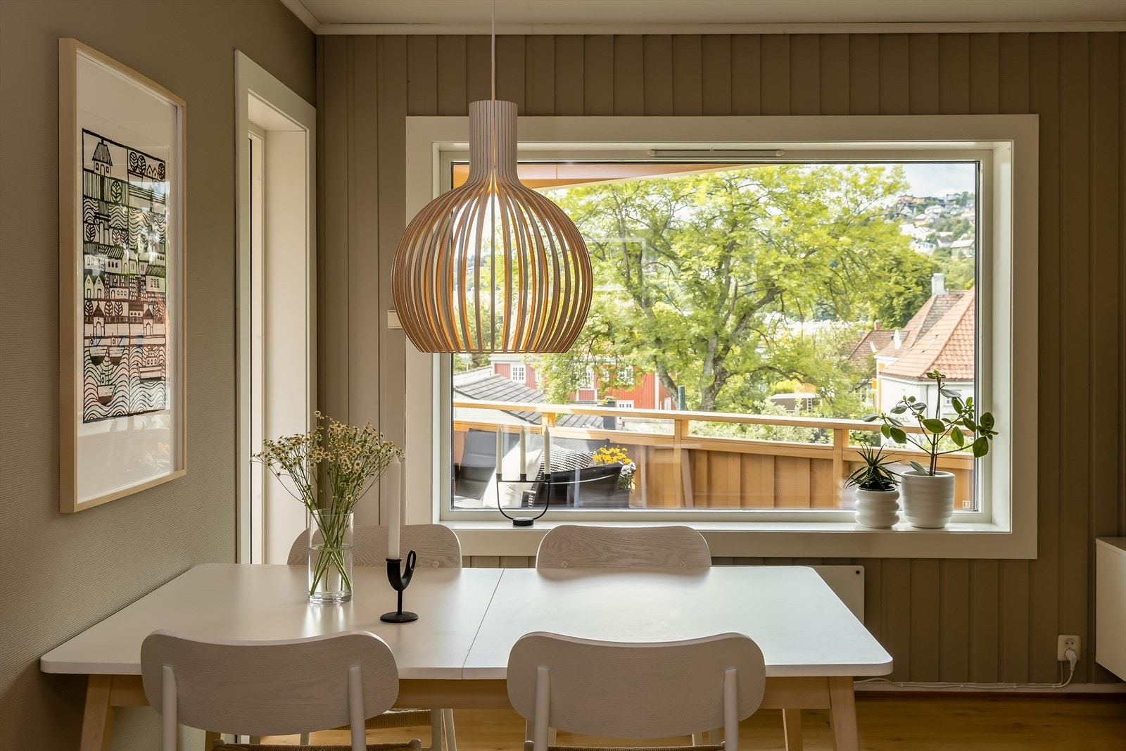 De rause vindusflatene gir leiligheten godt med naturlig lysinnslipp. Vinduene har 3-lags isolerglass. Galleribilde