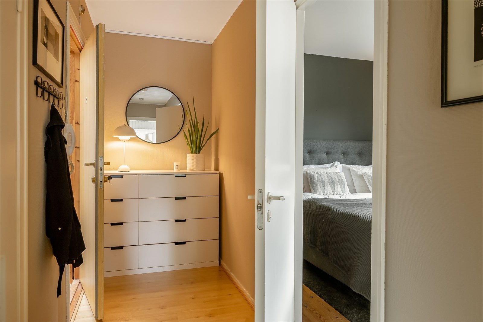 I tillegg til kottet har leiligheten en intern bod på 4,2 m² innenfor entréen, samt en ekstern bod i kjeller. Galleribilde