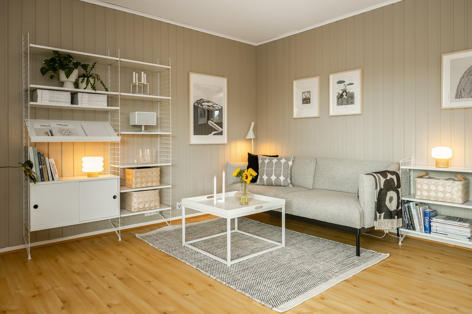 Leiligheten er malt i tidsriktige og moderne farger. Galleribilde