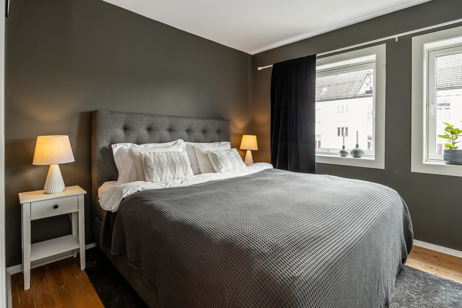 Leilighetens romslige soverom strekker seg over 10,6 m². Galleribilde