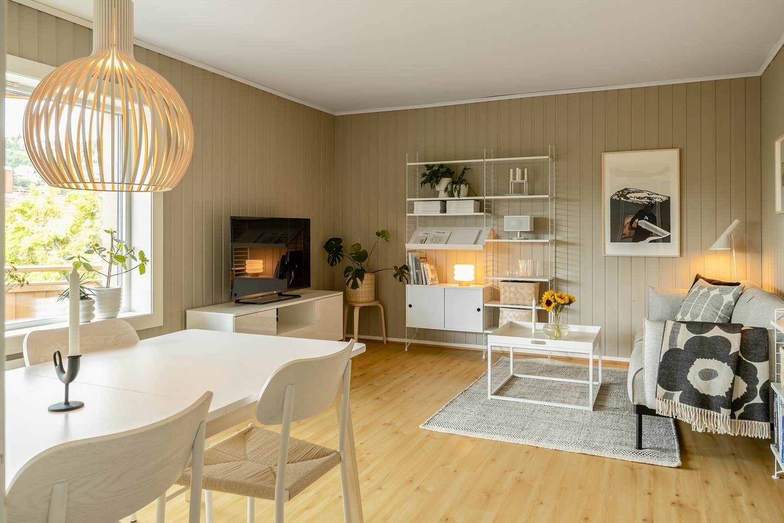 Det er mye inkludert i de månedlige felleskostnadene som blant annet TV, internett, betjening av andel fellesgjeld, kommunale avgifter, felles byggningsforsikring og diverse vedlikehold/drift iht. regnskap. Galleribilde