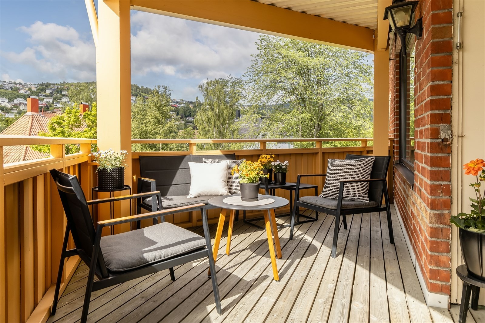 Verandaen ligger sørvestvendt, og byr på særdeles gode solforhold med sol fra ca. 09:00-20:00 på sommeren. Den har også god utforming som sørger for en naturlig inndeling til utemøbler i forskjellige soner. Galleribilde