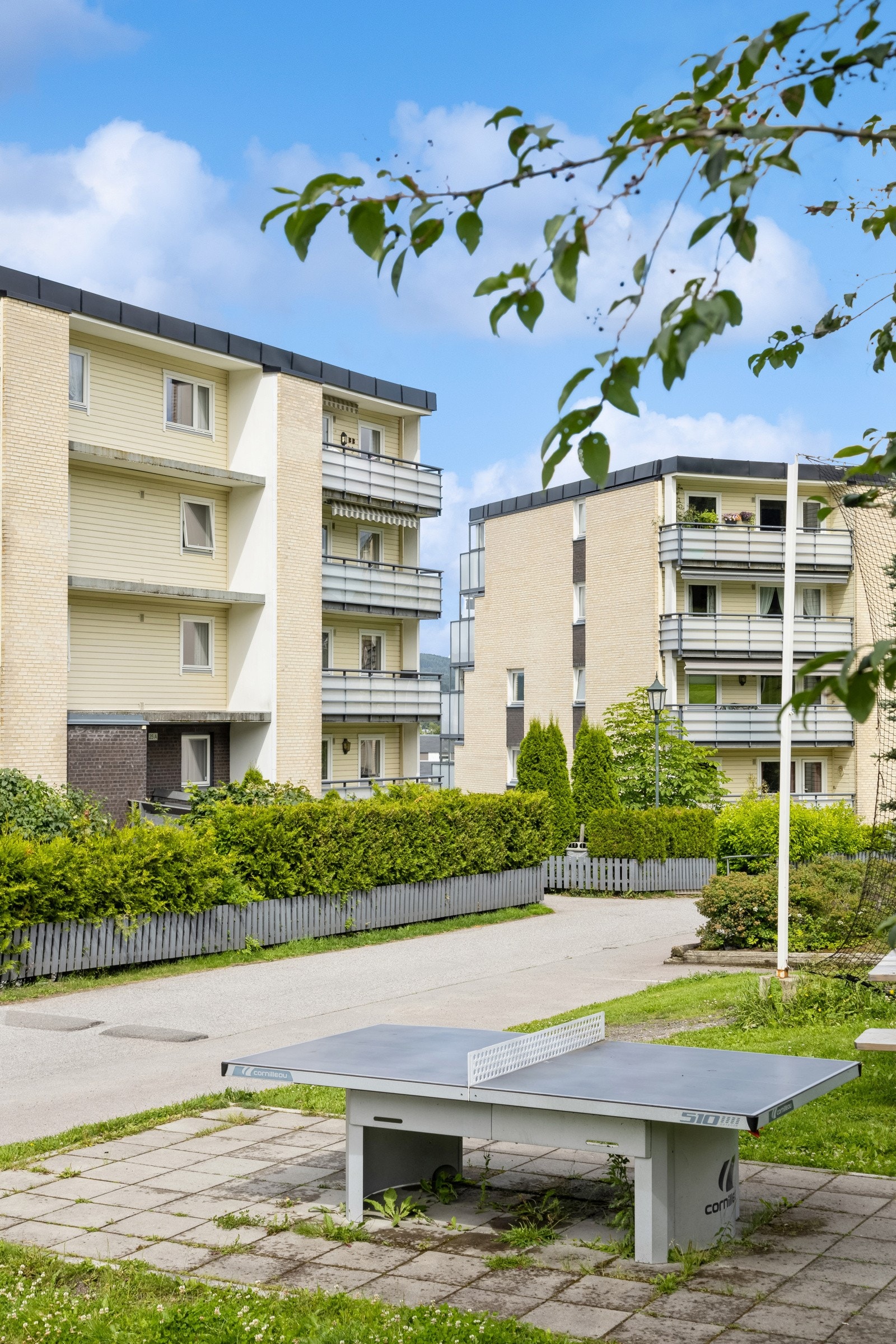Byggets fasade, hyggelige internveier rundt terrasseblokken Galleribilde