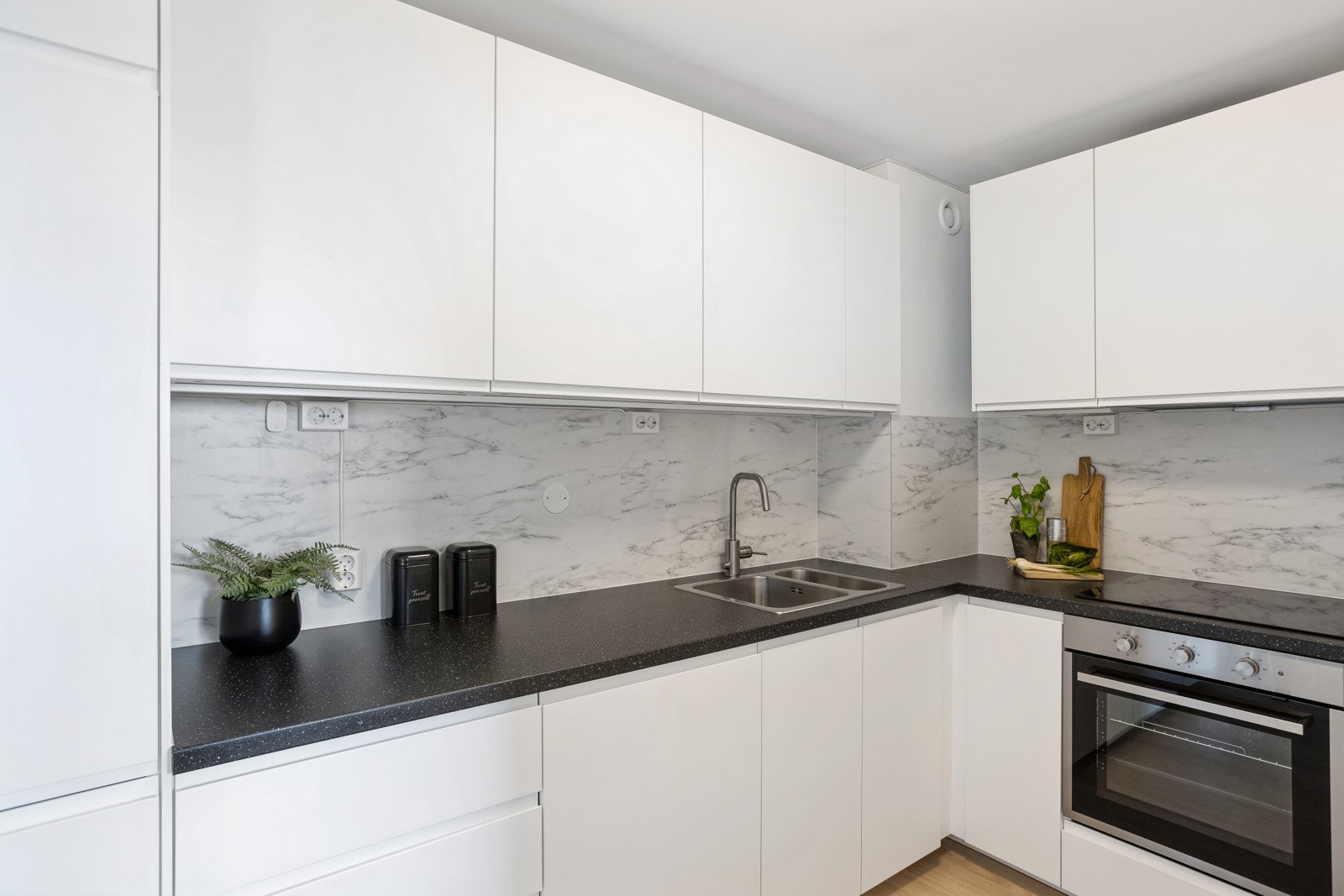 Kjøkken med god benk- og skapplass. Galleribilde