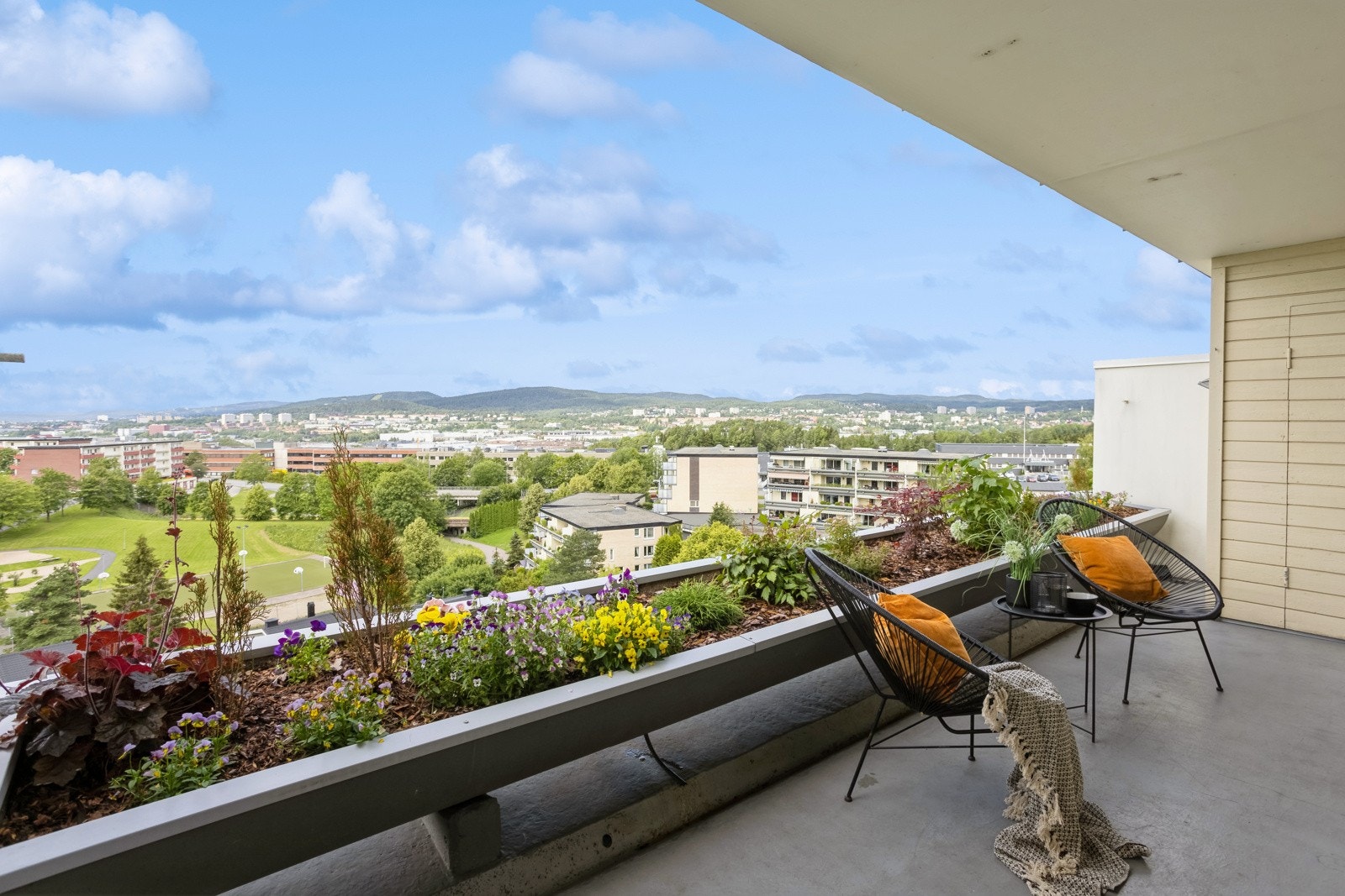 Balkong med praktisk bod Galleribilde