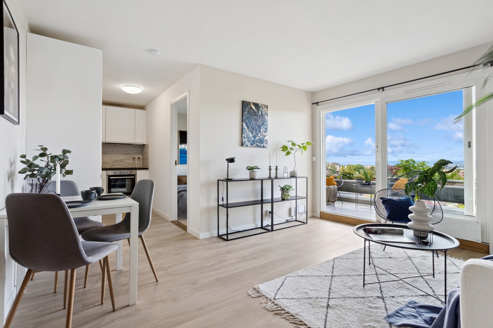 Fra stuen er det åpen kjøkken løsning som gir en naturlig inndeling av rommene Galleribilde