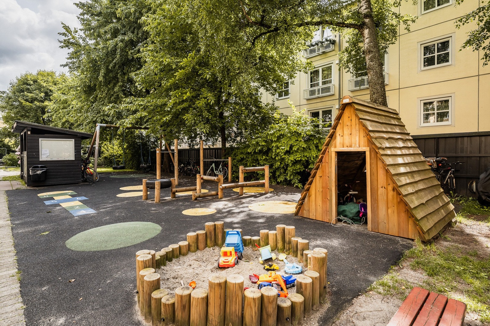 Lekestativ og sandkasse til glede for de yngste beboerne. Galleribilde