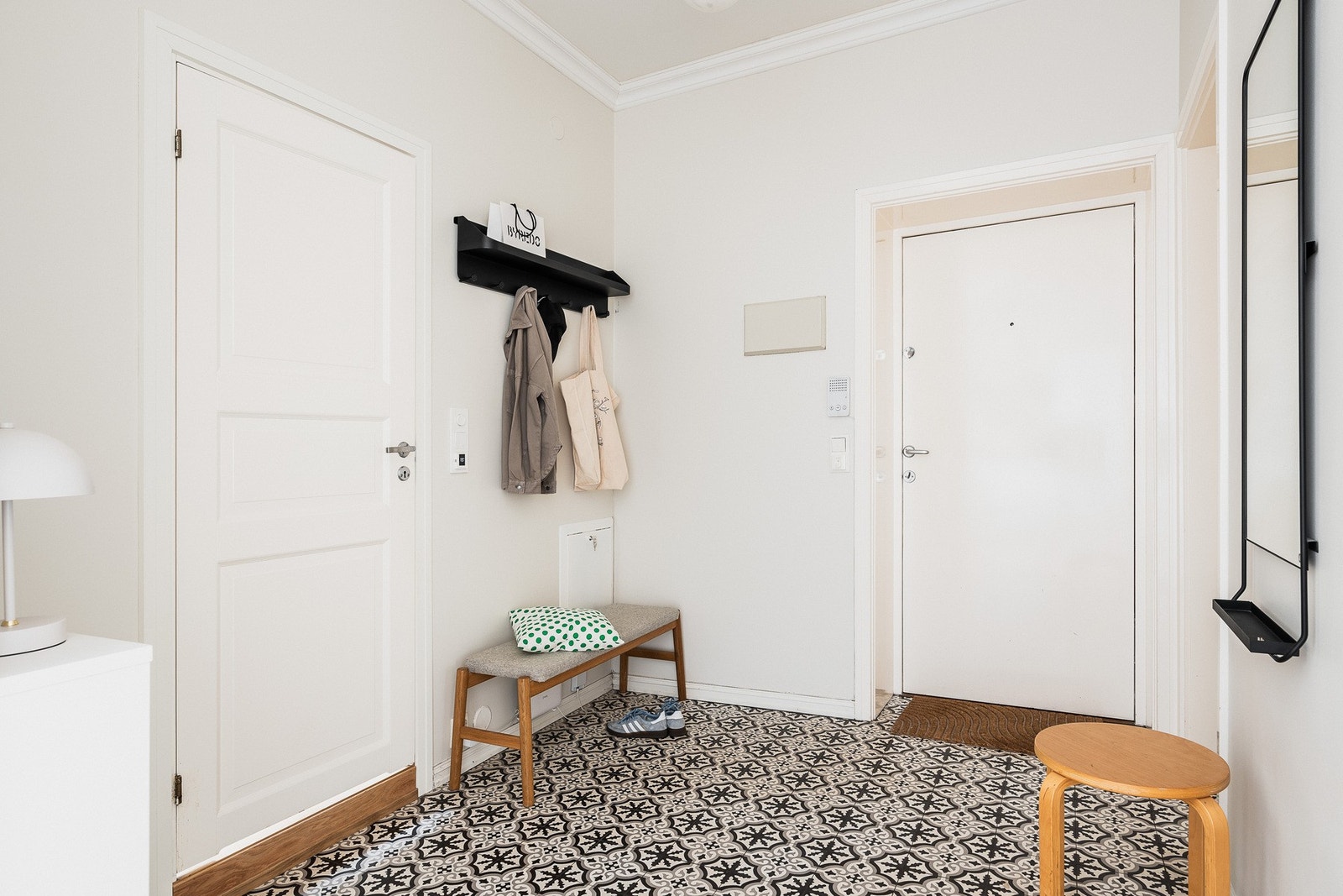 Romslig entré. Galleribilde