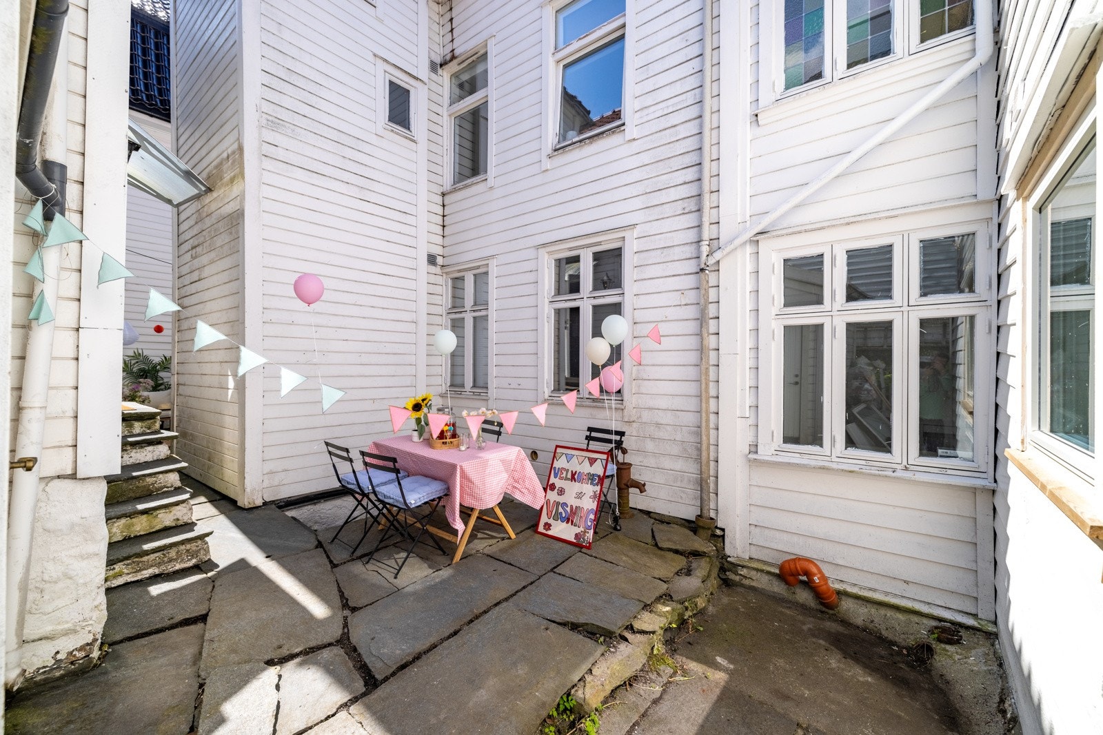 Huset ligger i en skjermet bakgård i hjertet av Sandviken. Galleribilde
