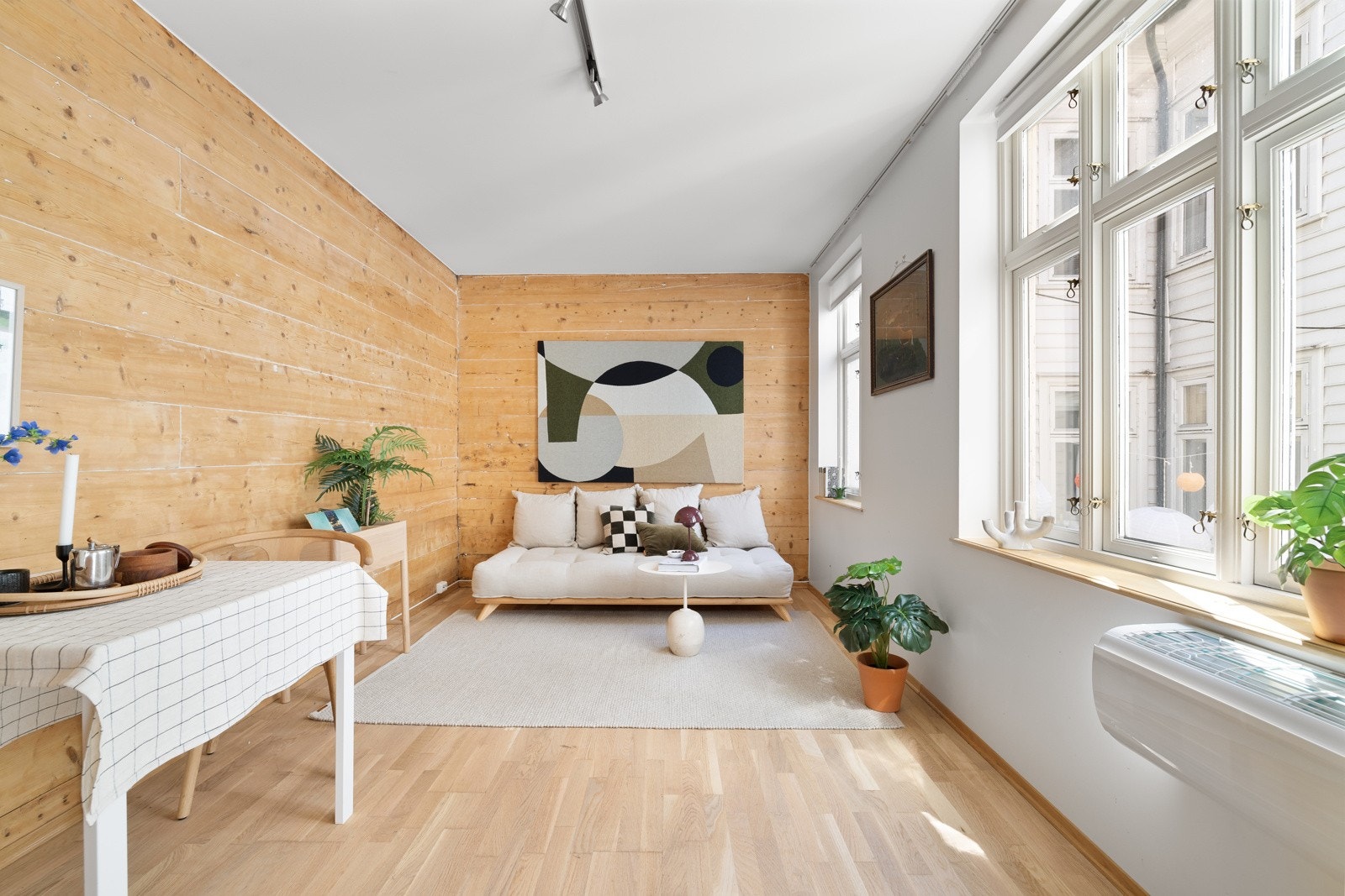 Med 12,6 m² er det fin plass til både sofa og spisebord. Galleribilde