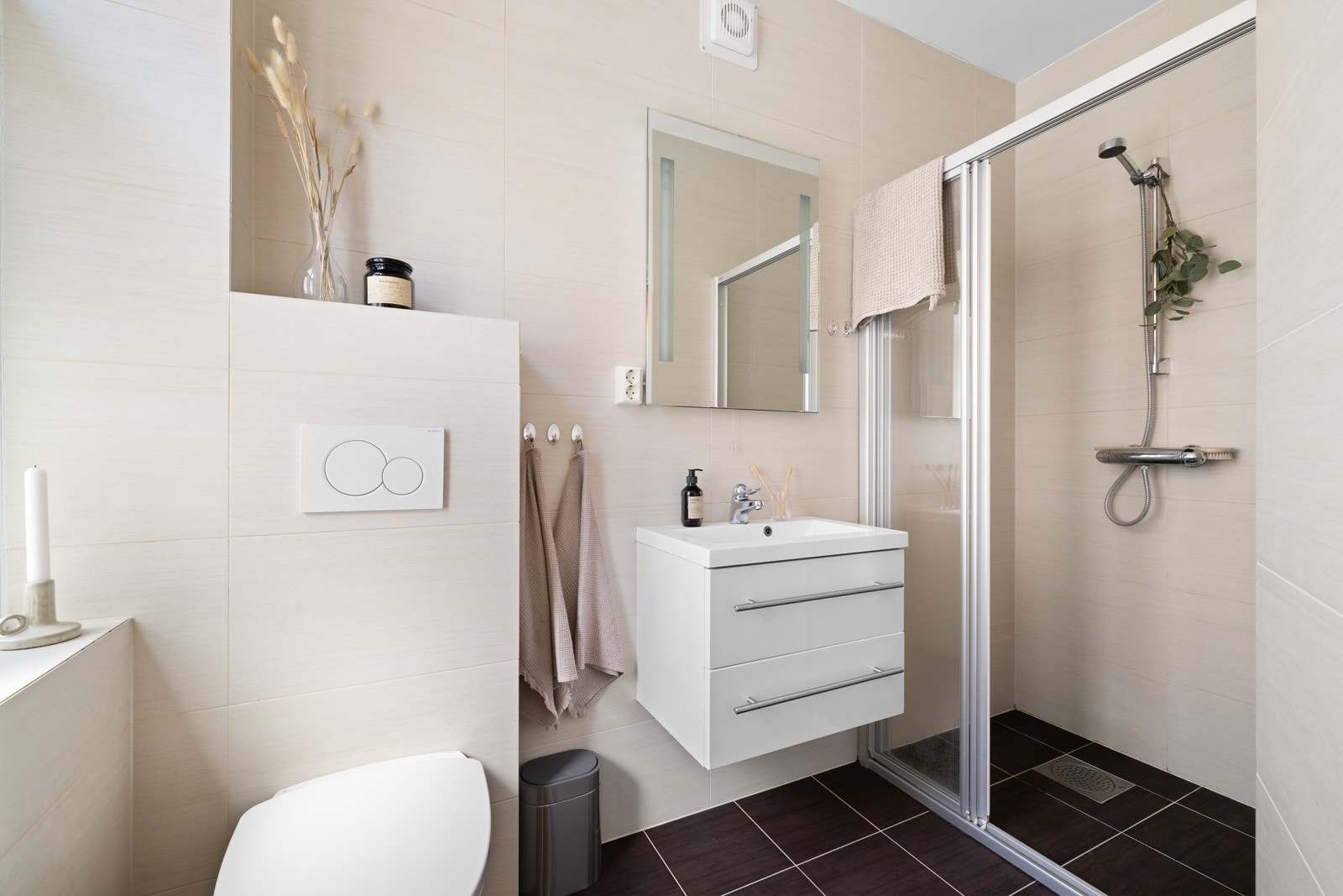 Badet er også av ny og fin standard. Rør-i-rør, vegghengt toalett og elektrisk vifte, m.m. Galleribilde
