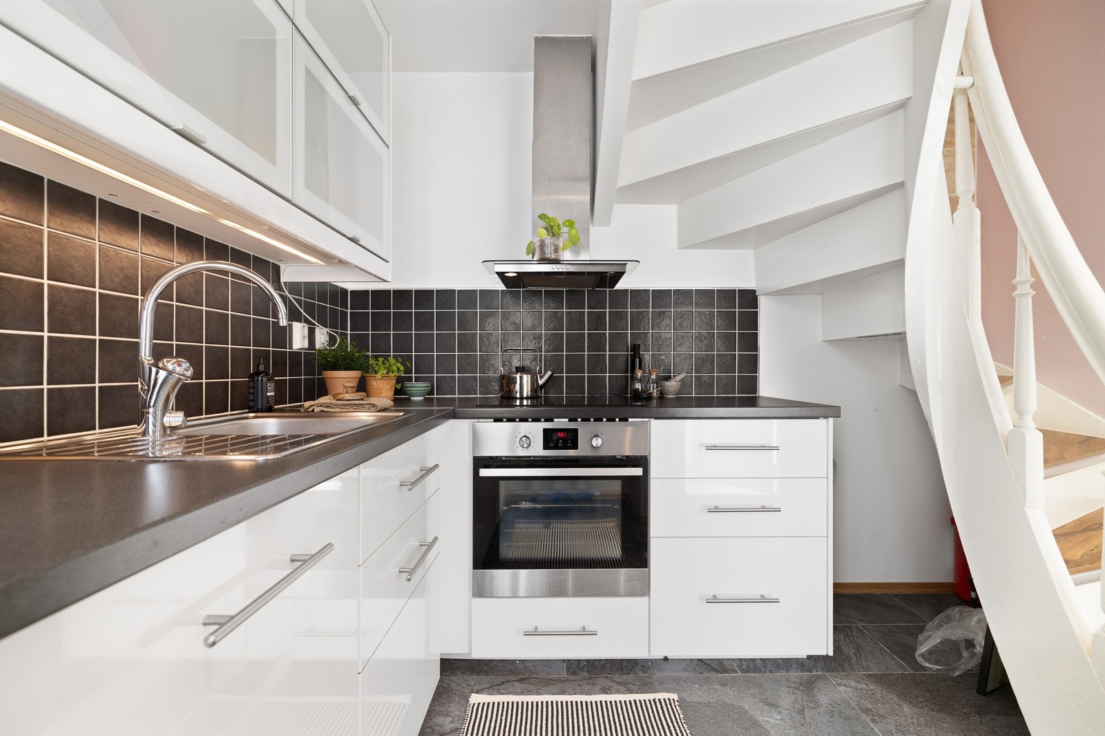 Det er også ekstra oppbevaringsplass under trappen (i tillegg til utvendig bod og hems). Galleribilde