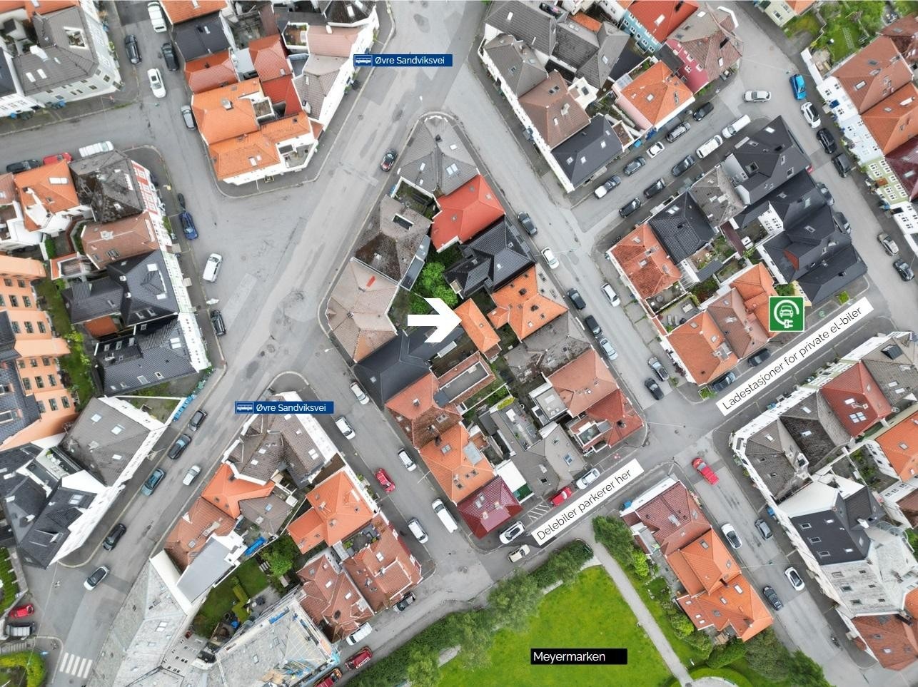 Godt organiserte tilbud for parkering, lading, leiebil og kollektivtransport i området. Galleribilde