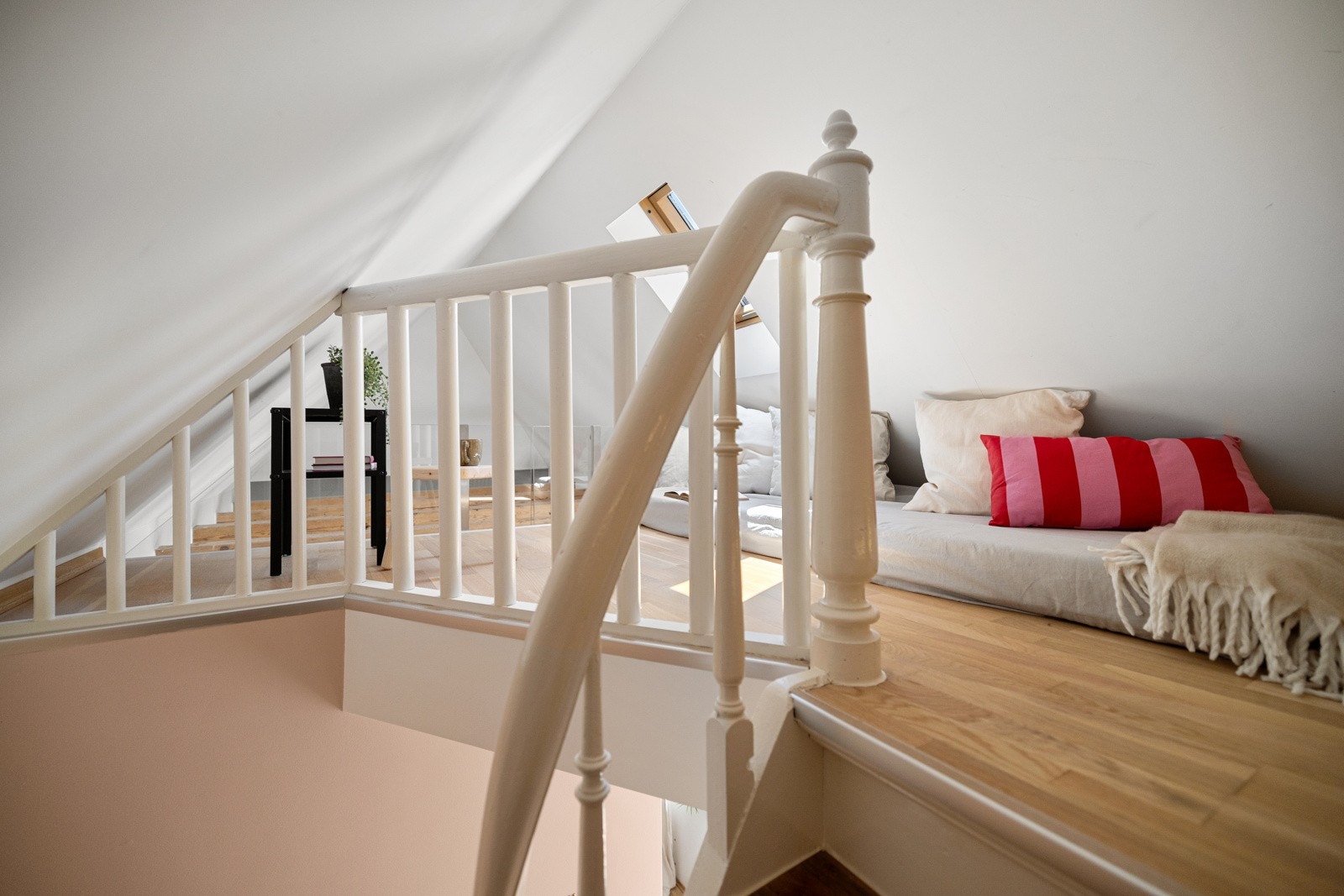 Under taket er det bygget en hems; fin til oppbevaring og avslapping. Galleribilde