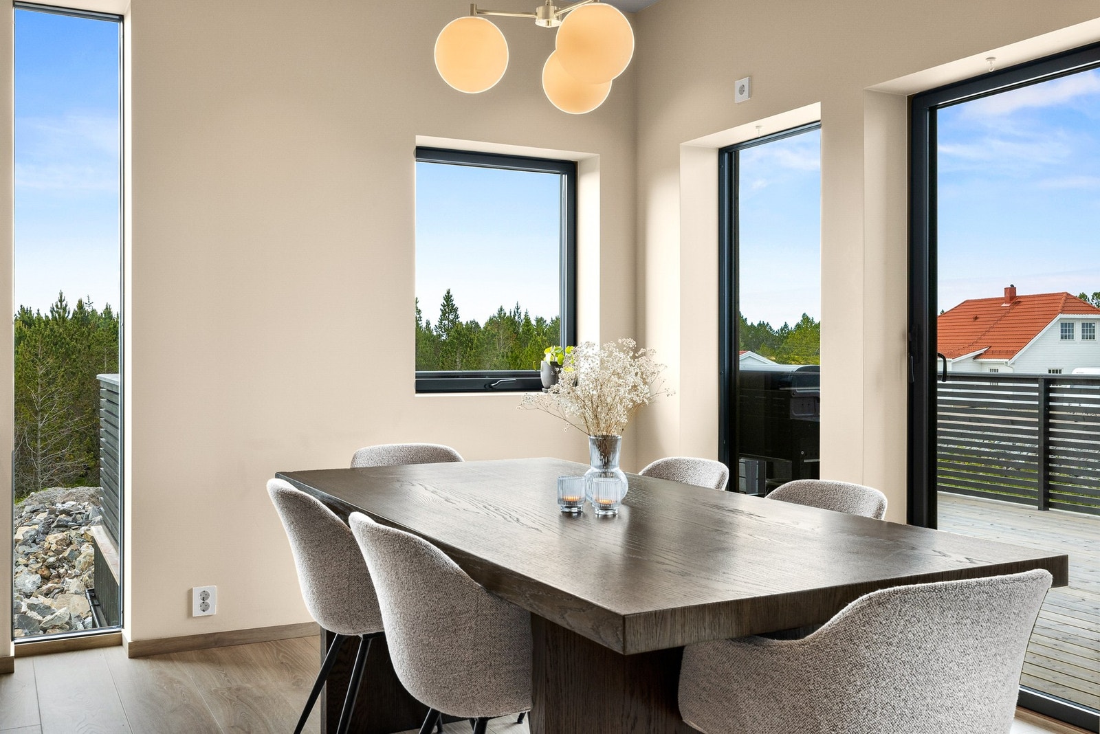 Store vindusflater som gir rikelig med naturlig lysinnslipp Galleribilde