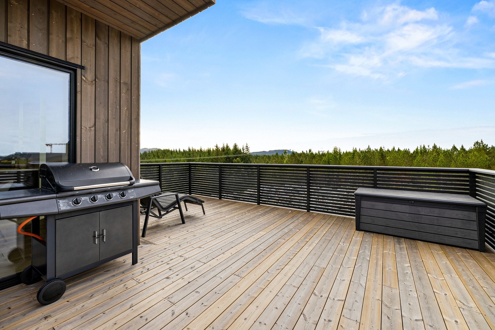 Romslig veranda med plass til flere soner med utemøblement Galleribilde
