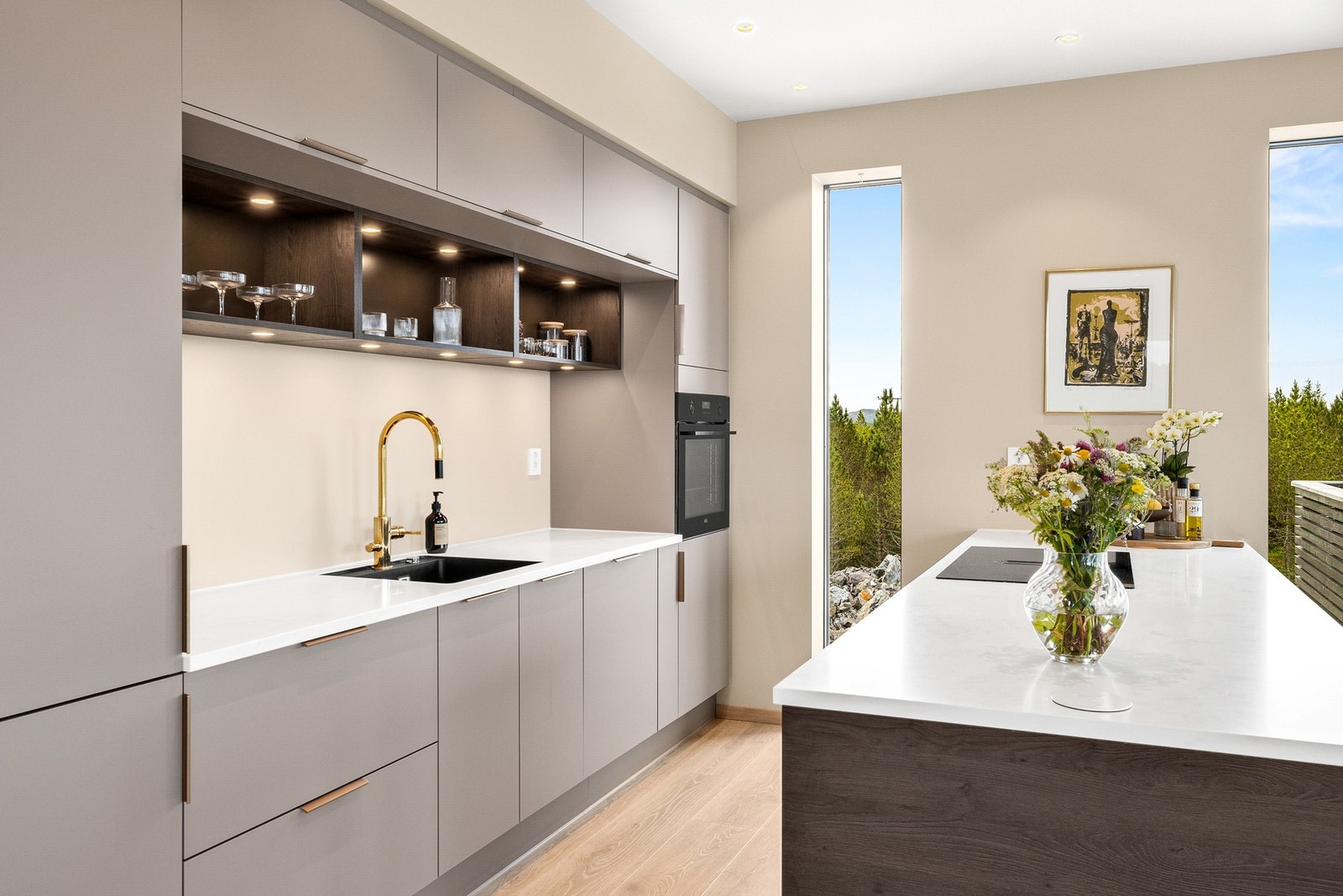 Kjøkkeninnredning med slette fronter og benkeplate av Corestone Galleribilde