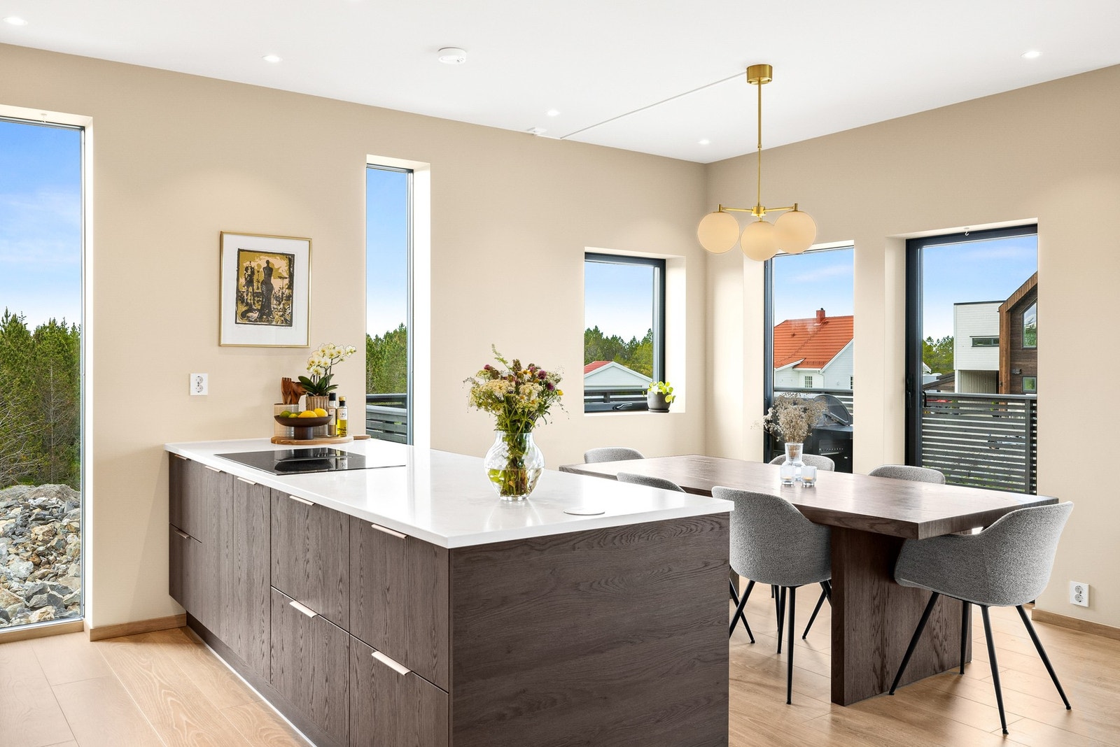 Hyggelig sone for spisegruppe ved kjøkkenøy Galleribilde