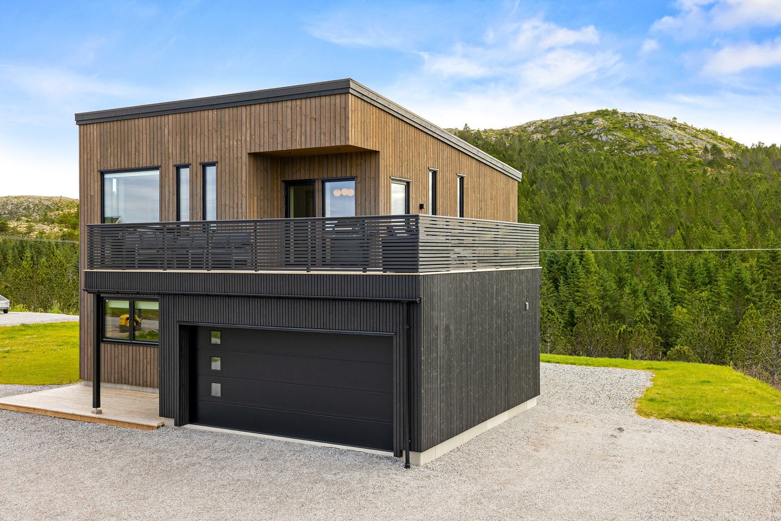 Flott enebolig med stor gruslagt parkeringsplass og garasje Galleribilde